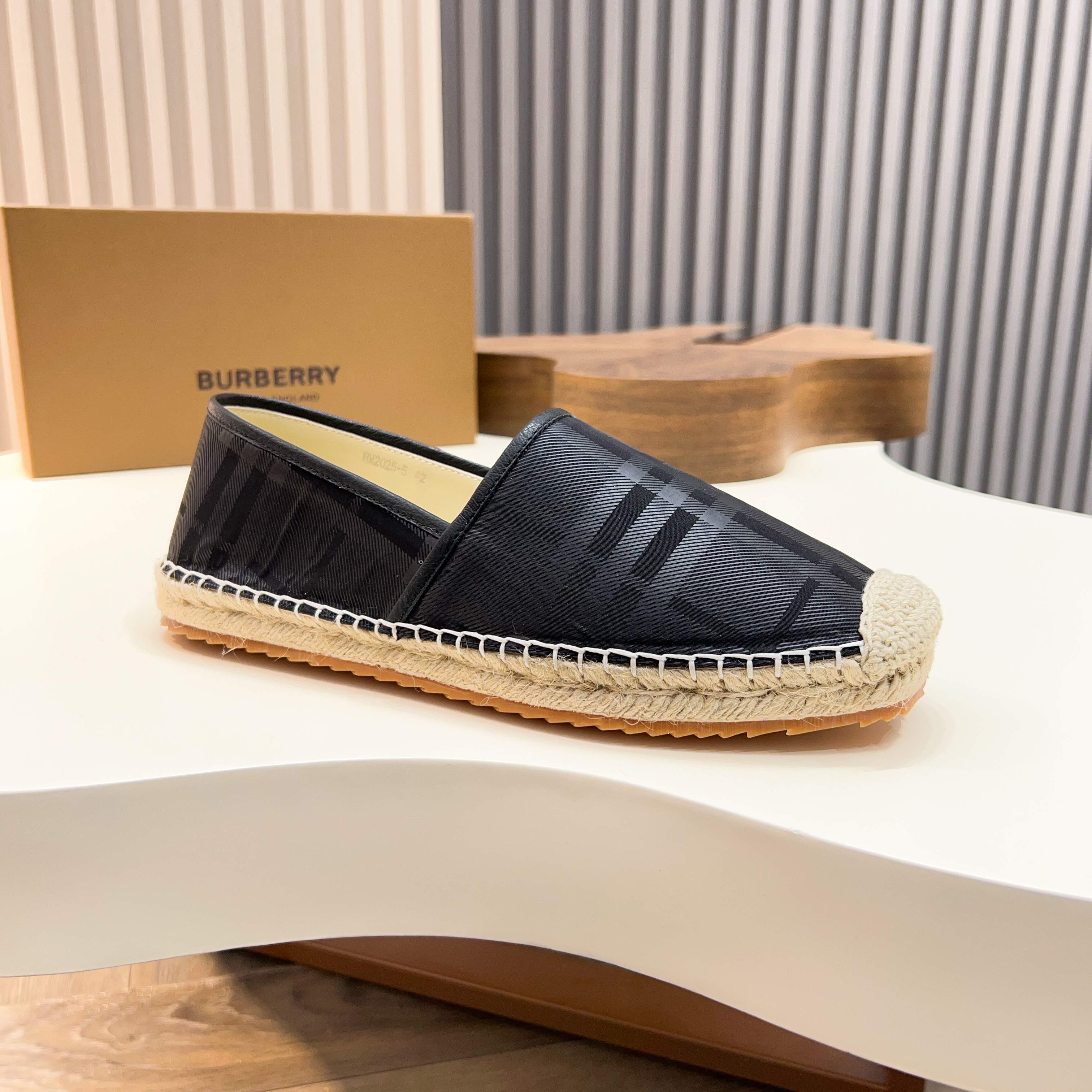 Zapatillas Burberry Canvas Check One-Step para hombre! La parte superior sigue siendo el clásico dis