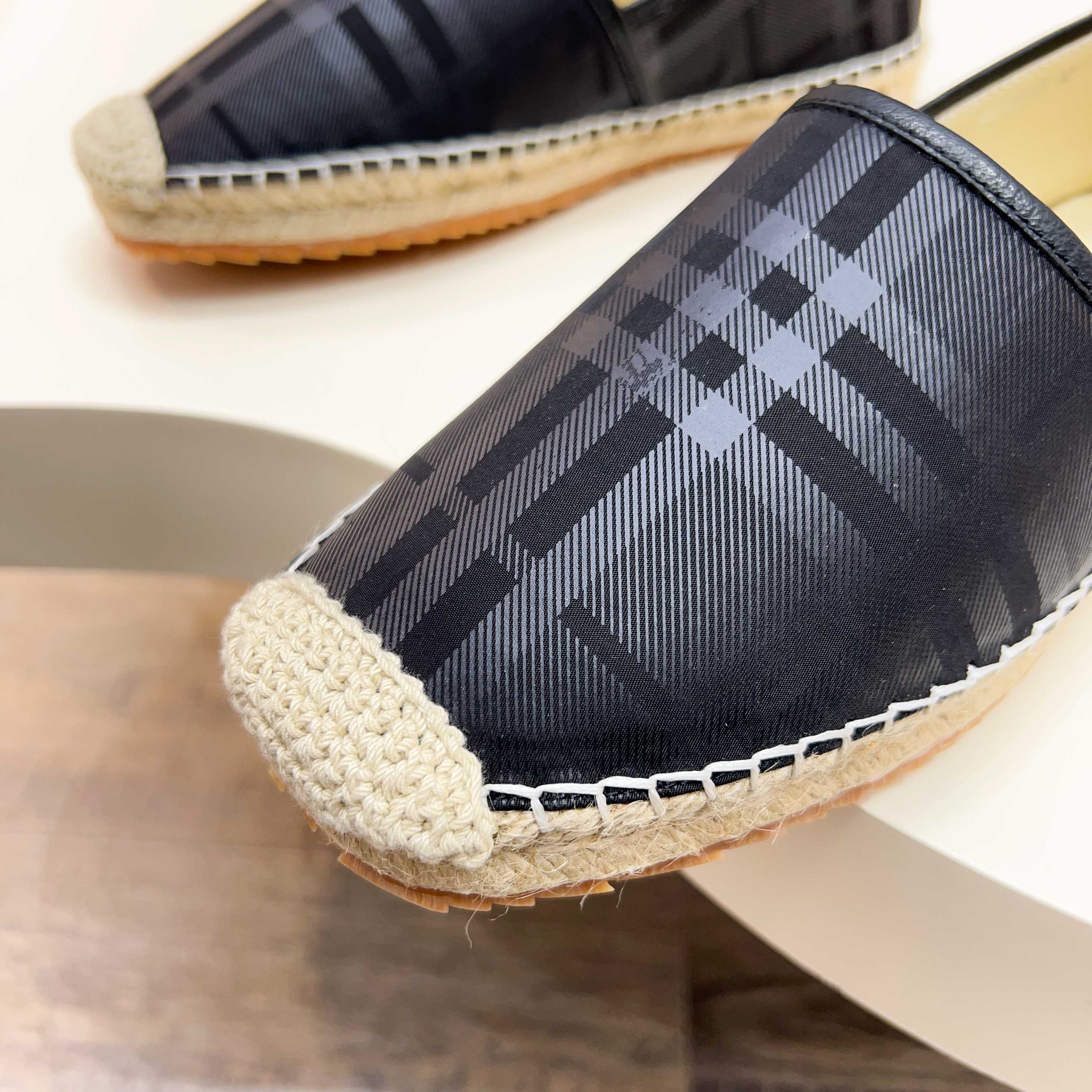 Zapatillas Burberry Canvas Check One-Step para hombre! La parte superior sigue siendo el clásico dis