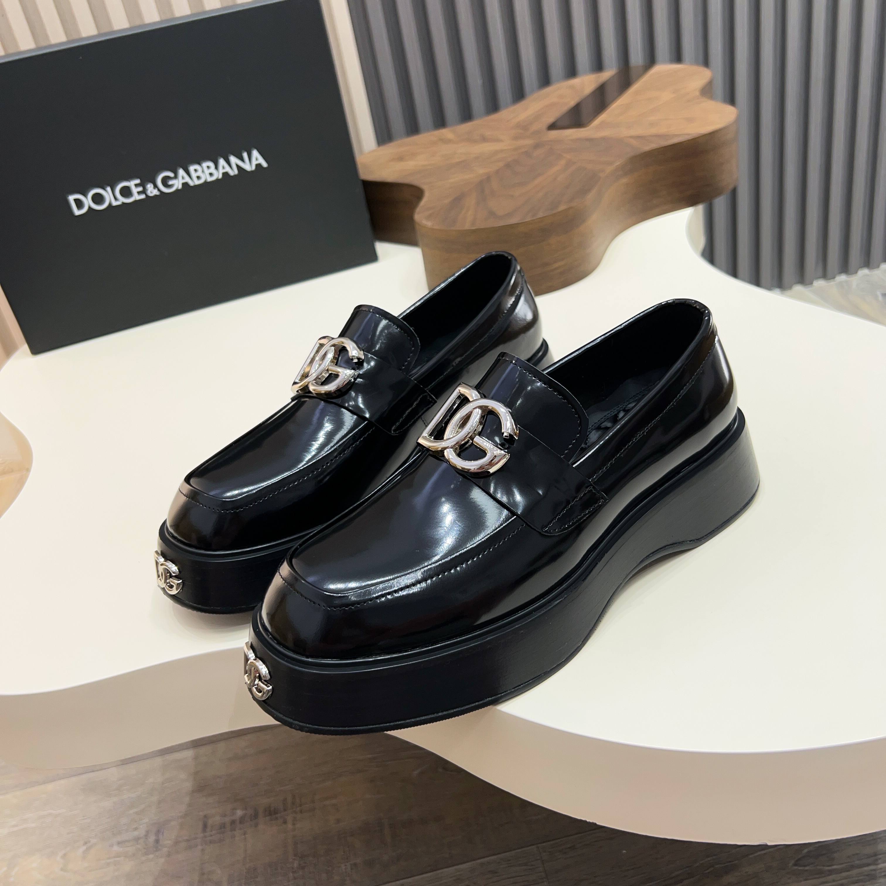 NO:353545,D&G high-end men's thick-soled formal shoes casual leather shoes, gentleman's perfect experience, a must-have for handsome men, imported cowhide leather from Italy, calfskin breathable inner, unique style, and exquisite details!  Return is not supported. Exchangeable code, Size39-44 45 46 47 Subscription,,Dolce&Gabbana,cowhide19860909D&G 高端男士厚底正装鞋休闲皮鞋,绅士臻享 型男必备 意大利进口牛皮皮胚 小牛皮透气内里 款式独特 细节精工细作！ 不支持退 可换码 ,Size39-44 45 46 47 订,,Dolce&Gabbana,cowhide,Men's shoes