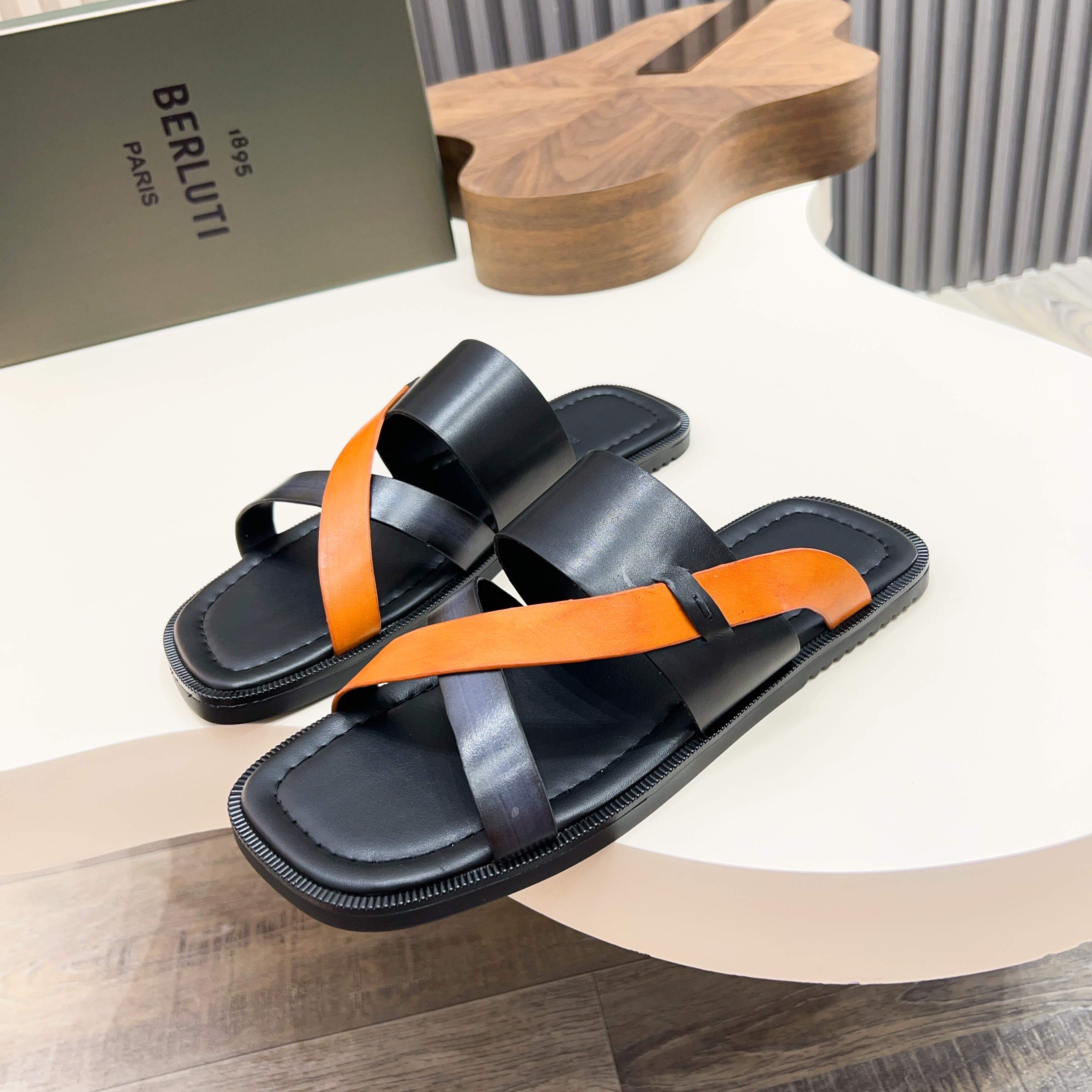 NO:353178,.Official website 1:1 [BERLUT＊] Hand-painted and color-changing fashion slippers, regular size 39-44, pure handmade goods with high craftsmanship!  Fashionable slippers with high-gloss style, fully imported calfskin, hand-painted (super texture, feel), mid-cushion full-cover calfskin!  Foaming wear-resistant velvet leather edge strips with wide bottom!  !  Super ritual sense!  Gentlemanly style!  4546 Custom made non-return, slippers, cowhide19860909.官网1:1【BERLUT＊】 手工涂绘改色 时尚拖鞋 正码39一44 高工艺纯手工货！时尚拖鞋高光款意大利全面进口小牛皮丕手工涂绘(超强质感、手感),中垫全包小牛皮！发泡耐磨绒真皮沿条大底！！超级仪式感！绅士风！4546定做不退换,,slippers,cowhide,Men's shoes