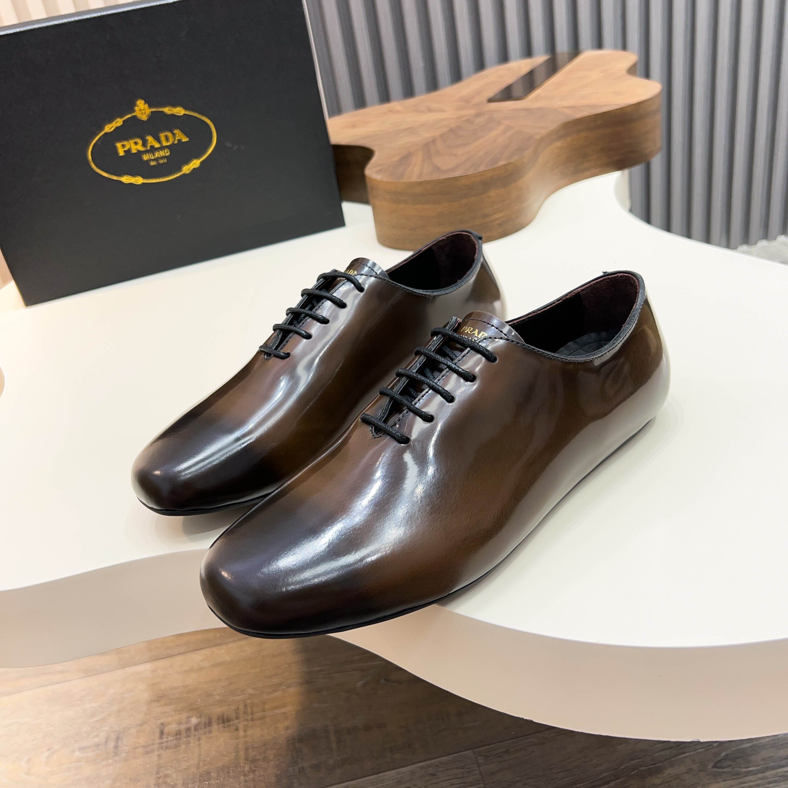 NO:353524,The latest 2025 spring and autumn style retro men's bright leather slippers, head-packing hollow mules, imported edge beads, lining footbed cowhide, light rubber sole, 10mm thick bottom, black brown 2 colors Packaging code 39-44. 45 45 order,,slippers,cowhide198609092025春秋最新款 复古男士亮皮拖鞋,包头镂空穆勒鞋,进口开边珠,里布垫脚牛皮,轻薄橡胶底,底厚10毫米,黑棕2色 包装码数39-44. 45 45 订,,slippers,cowhide,Men's shoes