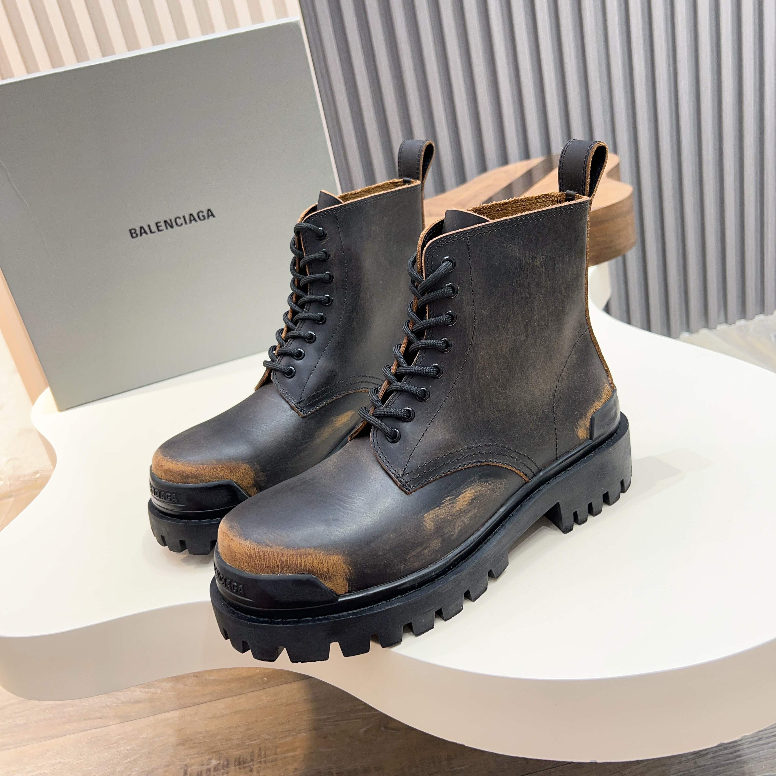 NO:353506,2025 Nicholas Tingfeng same style, men's boots, antique and old craftsmanship effect work boots, front and rear embossed logo, round toe nude boots. Serrated rubber sole, imported cowhide, footbed cowhide, lining cowhide, full set of packaging codes 39-46 (3846 sizes customized),, boots, cowhide198609092025谢霆峰同款 男士靴子,仿古做旧工艺效果工装靴,前后置压花logo,圆头裸靴.锯齿性 橡胶大底,面进口牛皮,垫脚牛皮,里布牛皮,全套包装码数39-46（3846码定做）,,boots,cowhide,Men's shoes