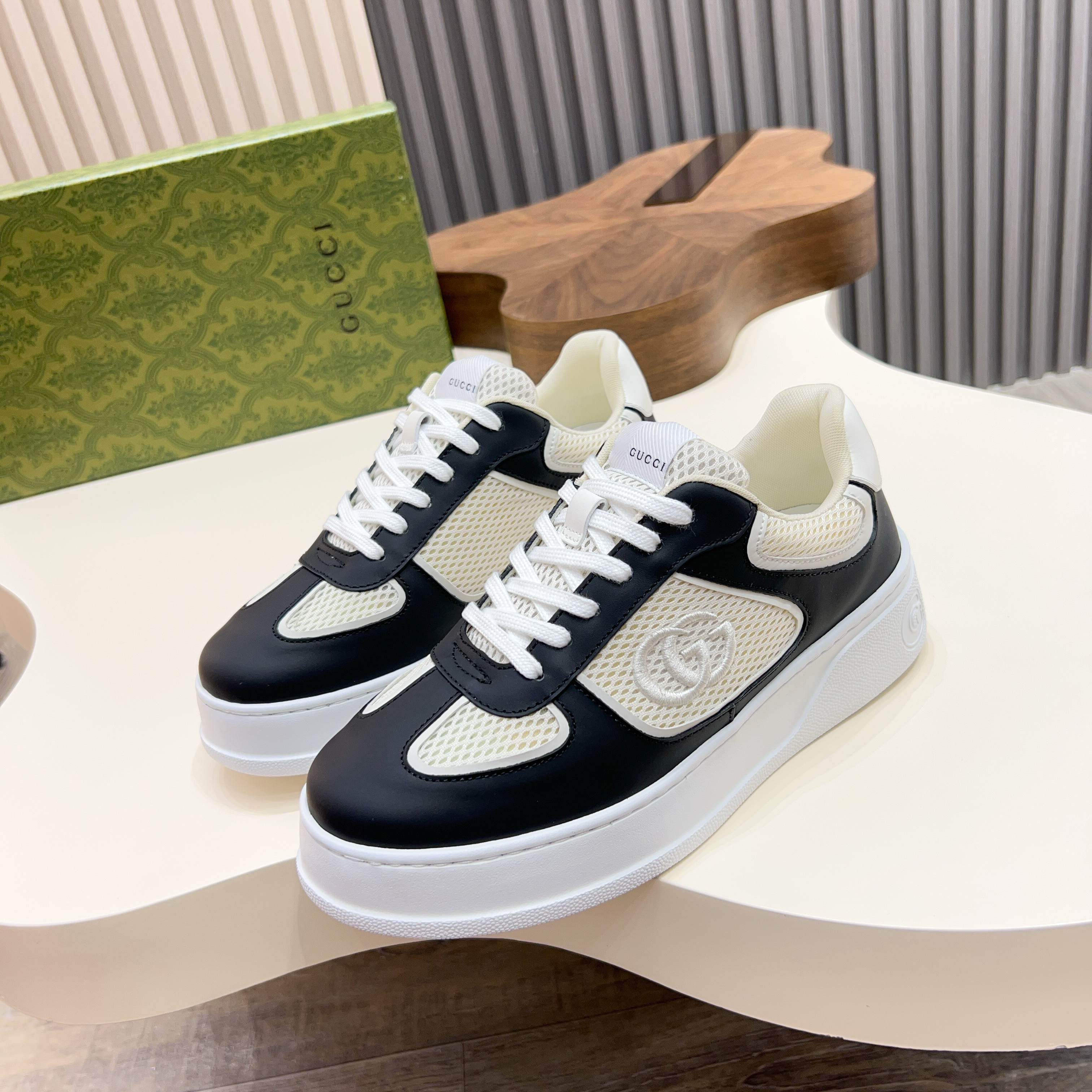 NO:347525,G family men's GG sneakers are made of imported cowhide, simple and comfortable version, top layer of cowhide, tongue decoration brand logo, fine details, top layer of water dyed cowhide inner creates a comfortable foot feeling!  Size39-44 (38.45 custom k), gucci,sneakers,cowhide19860909G家男士GG运动鞋,选用进口牛皮打造,简约舒适版,内里头层牛皮,鞋舌装饰品牌logo,细节精细,头层水染牛皮内里打造舒适脚感！ Size39-44（38.45定做k）,,gucci,sneakers,cowhide,Men's shoes