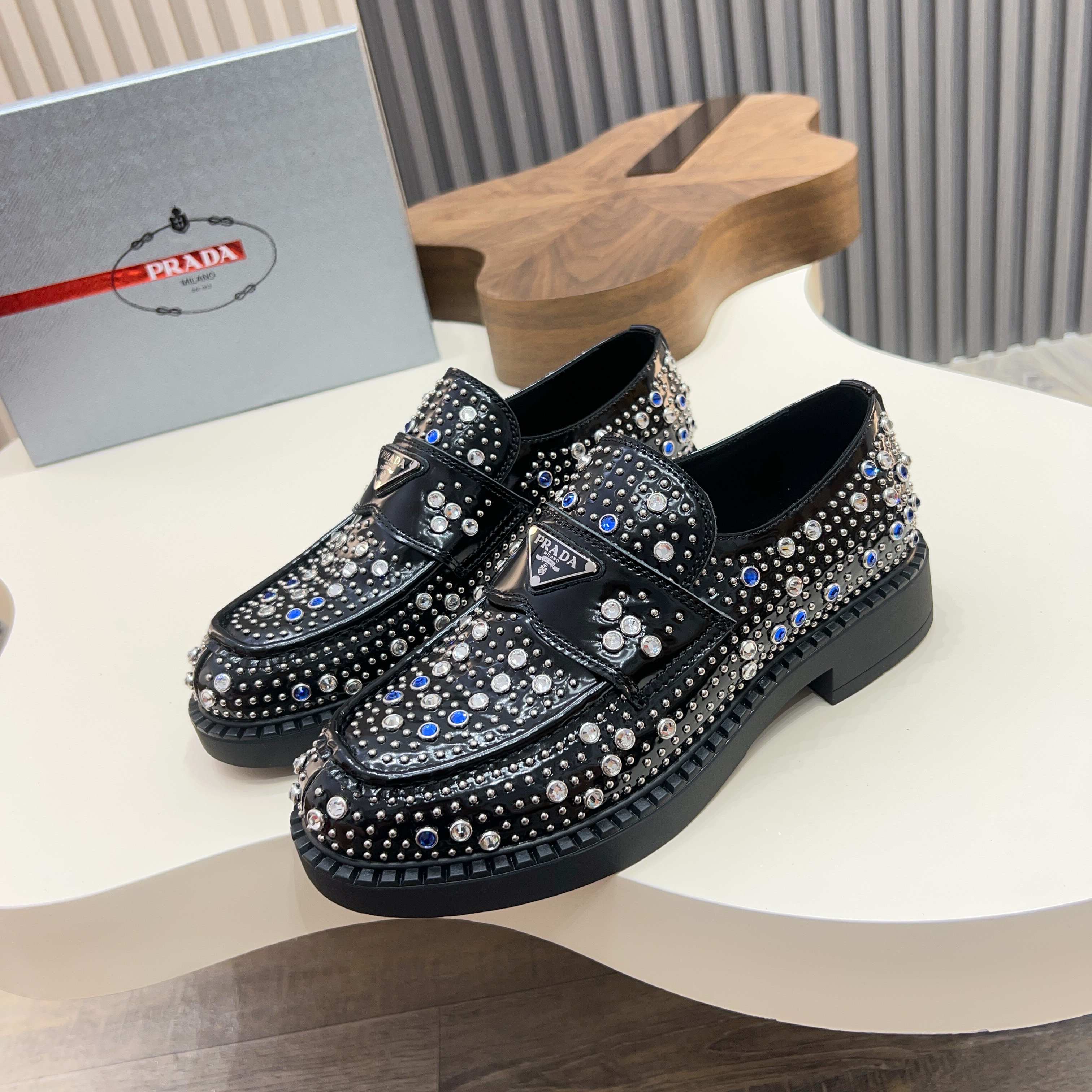 NO:347435,Pjia Haoge's new full-diamond white shoes. This selected shoe, new counter style, out of stock, selected imported cowhide material/imported Australian diamonds. Full of details and layering, original combination of the bottom!  Single large letter logo tag. More simple and beautiful, Size39-44.45 46 orders, cowhide19860909P家豪格新款满钻小白鞋 这款精选板鞋,专柜新款 断货王呀 甄选进口牛皮材质/进口澳钻 细节和层次感满满,原版组合大底！ 横单大字母logo标签.更简约好看 ,Size39-44.45 46 订,,cowhide,Men's shoes