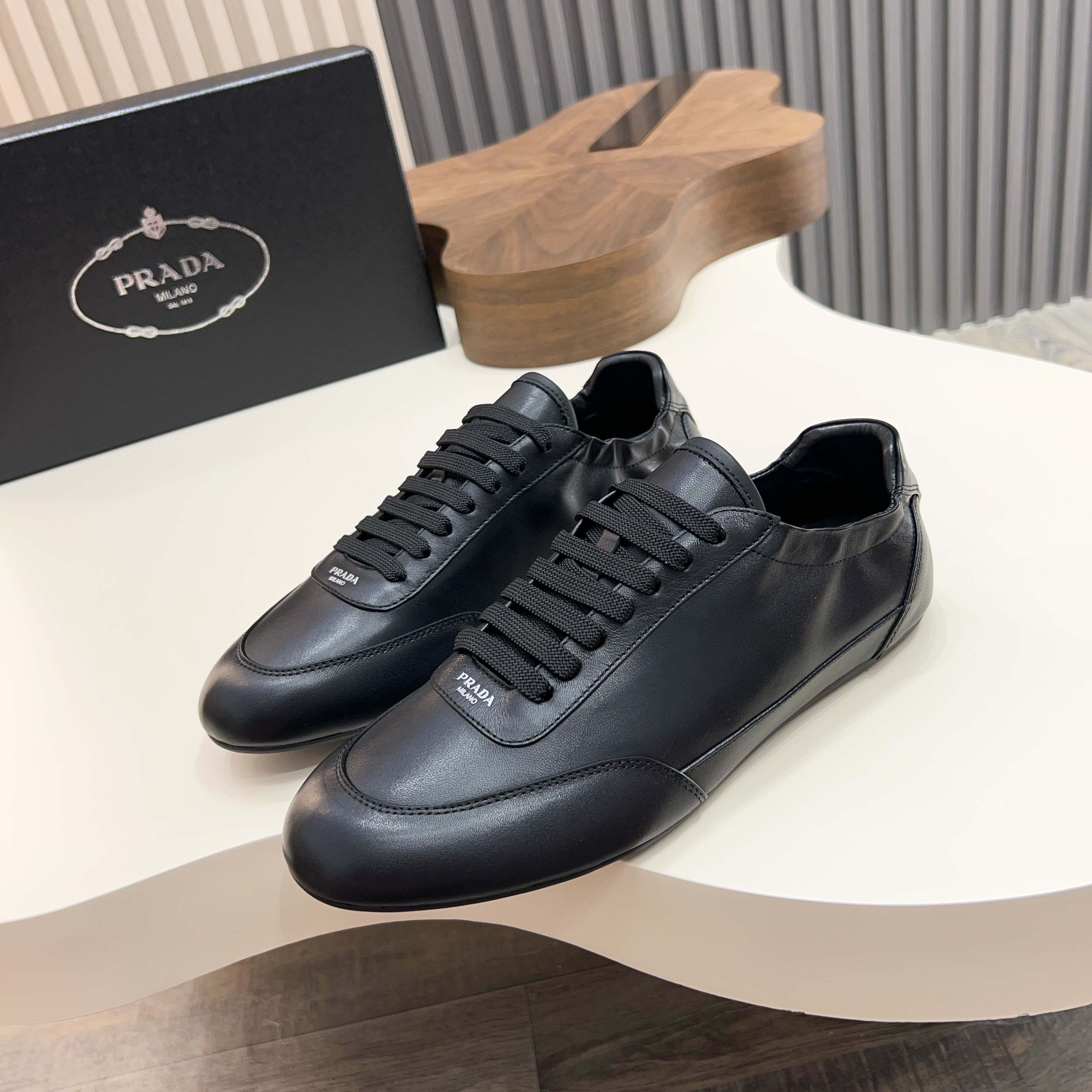 NO:744571,[ PRADA ] - High-end quality original order - Leather upper with screen-printed brand logo - Inner foot pads; water-dyed cowhide - Outsole ultra-light TPR rubber; Molded outsole - Ultra-high quality control, fine workmanship (high-end, extravagance, grade) -Size 39-44 (38 45, can be customized)·,, prada,cowhide19860909【 PRADA】 -高端品质 原单 -鞋面皮鞋面丝印品牌Logo -内里垫脚；水染牛皮 -大底超轻TPR·橡胶; 成型大底 -超高品控·做工精细凸显(高端·贵气·档次) -Size 39-44（38 45,可订做)·,,prada,cowhide,Men's shoes