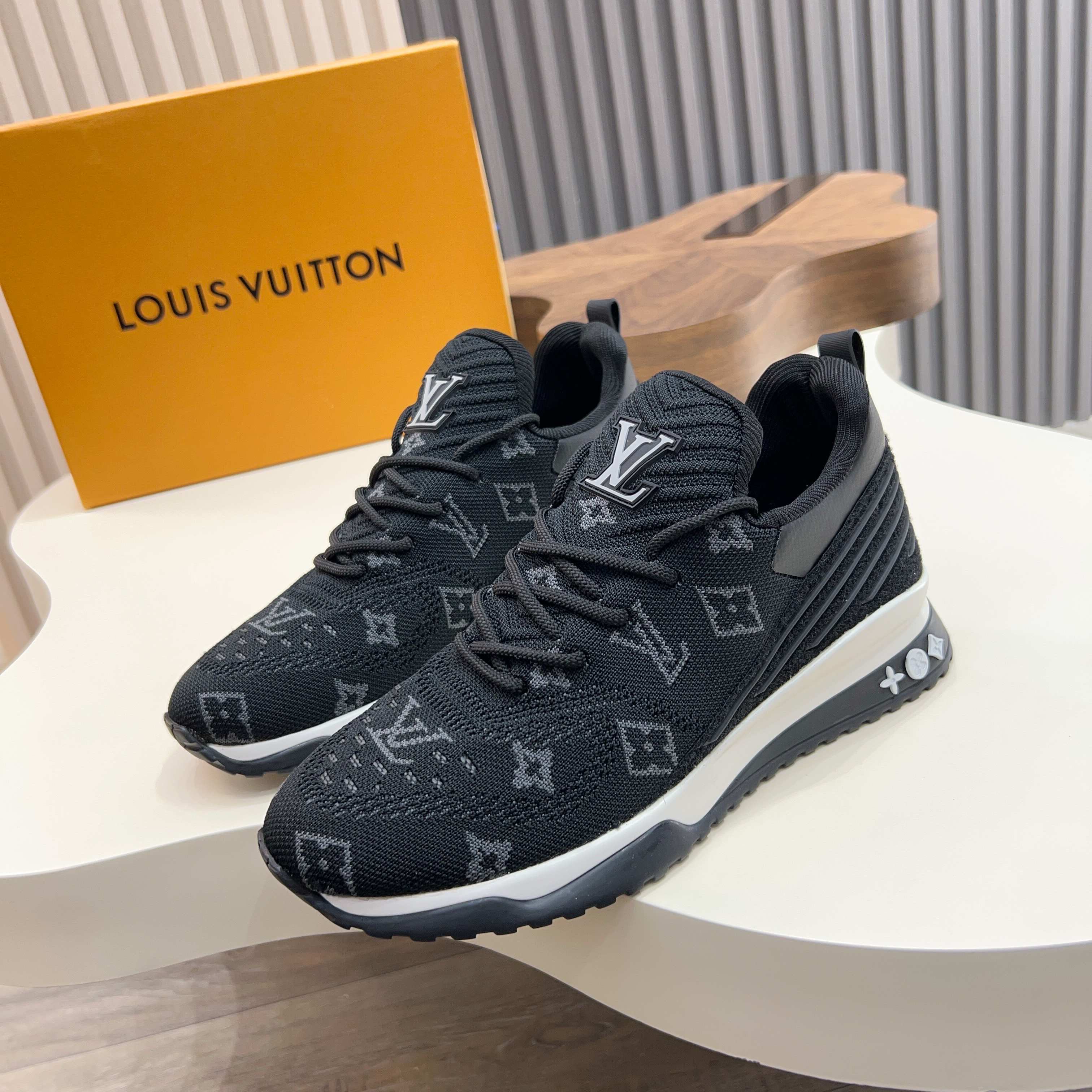 NO:888759,L This Beverly Hills sneaker is made of high-quality Monogram fly-woven fabric. The upper Logo is glued to highlight the fashion of the men's series. Imported IP foam outsole. The elegant upper and dynamic ultra-light rubber outsole collide with texture. The Louis Vuitton logo is embellished on the back and outsole. SIZE 39-44 (customized for 38 and 45), louis vuitton, sneakers19860909L 本款 Beverly Hills 运动鞋选取质感 Monogram飞织面料 鞋面Logo滴胶工艺,点题 男士系列风尚.进口IP发泡大底 雅致鞋面与动感超轻橡胶外底碰撞质感,路易威登标识点缀鞋后和外底. SIZE 39-44（38、45订做）,,louis vuitton,sneakers,Men's shoes
