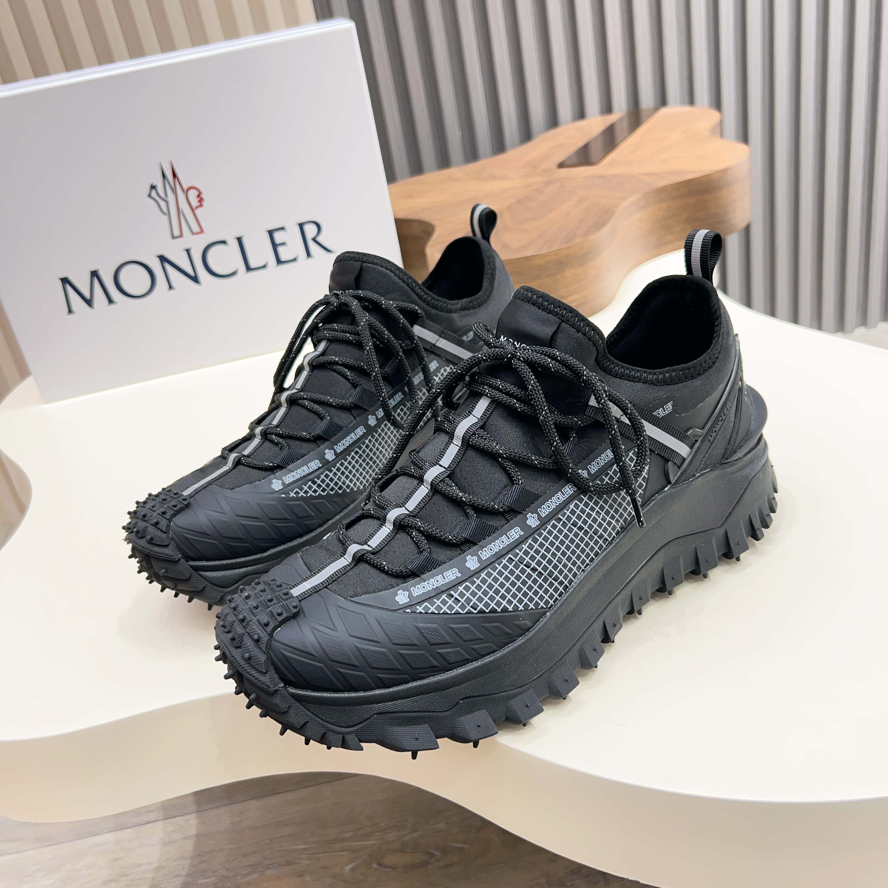 NO:704677,Moncler/Moncler outdoor lace-up sneakers are comfortable and non-slip, made of leather and technical fabrics, and are designed for outdoor running or urban walking. They combine innovation, functionality and graphic details, drawing inspiration from the mountain atmosphere to interpret trendy fashion. Suede, honeycomb mesh, neoprene are made of various materials, the upper is designed with laces and rubber inserts, and the outsole is made of TPU+rubber+high-elastic rubber foam combination, which is highly elastic and wear-resistant, improving comfort!  Size38-45 (customized at 38.45),,Moncler,sneakers19860909Moncler/蒙口户外系带运动鞋,具有舒适防滑性能,采用皮革和科技面料制成,专为户外跑步或都市漫步而设.兼备创新、功能性与图形细节于一体,从高山氛围汲取灵感,诠释潮流时尚.绒面革,蜂窝网布,氯丁橡胶 各种材质拼接打造,鞋面采用鞋带和橡胶嵌件设计,大底采用TPU+橡胶+高弹橡胶发泡组合成型,具有高弹性高耐磨性,提高舒适性！ Size38-45（38.45定制）,,Moncler,sneakers,Men's shoes