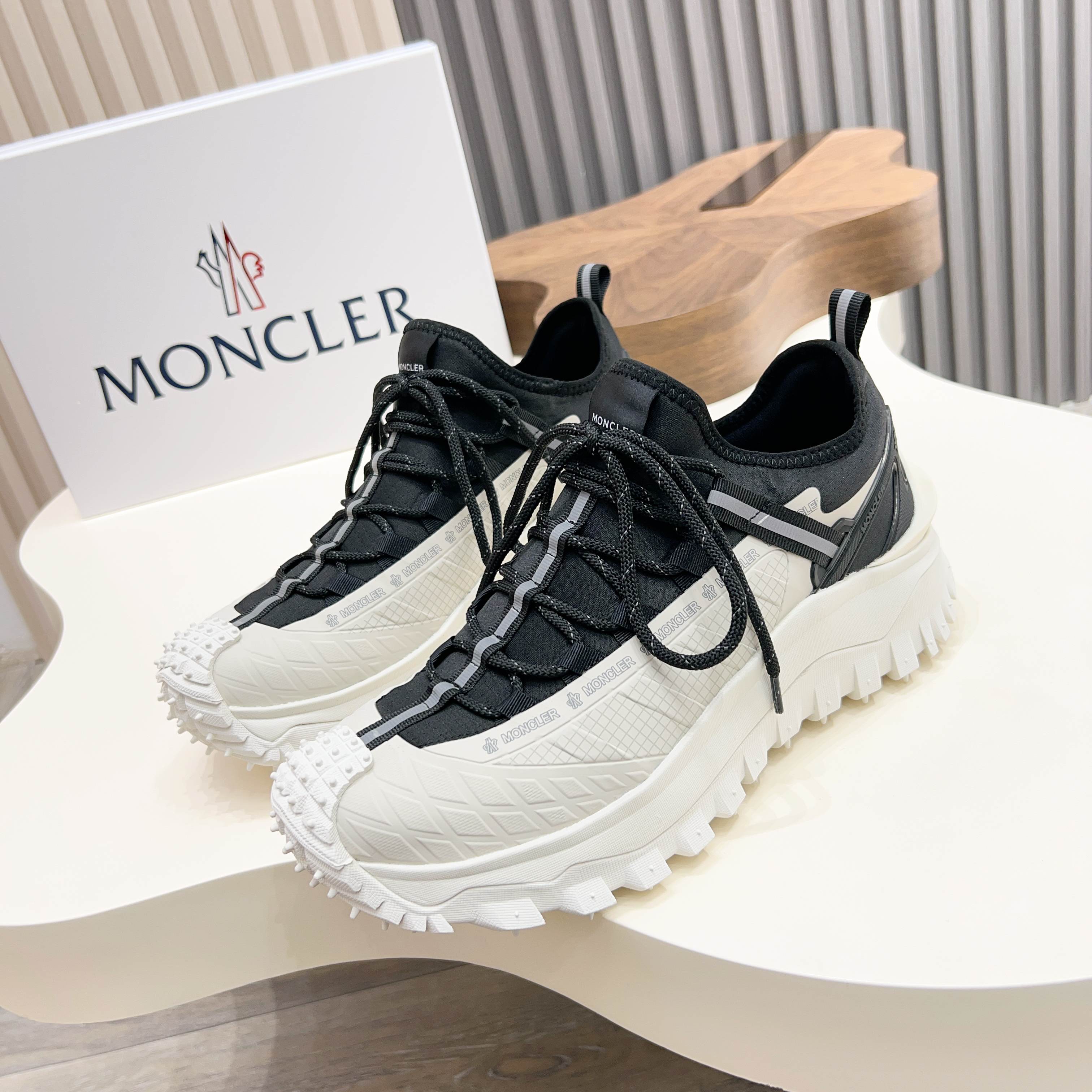 NO:350033,Moncler/monkey men's outdoor lace-up sneakers are comfortable and anti-slip, made of leather and technological fabrics, designed for outdoor running or urban stroll. They are both innovative, functional and graphic details, draw inspiration from the alpine atmosphere, and interpret trendy fashion. Suede, honeycomb mesh, neoprene are spliced ​​with various materials, the upper is designed with shoelaces and rubber inserts, and the sole is made of TPU + rubber + high elastic rubber foam combination, which has high elasticity and high wear resistance and improves comfort!  Size39-44 38 45 orders, Moncler, sneakers19860909Moncler/蒙口男士户外系带运动鞋,具有舒适防滑性能,采用皮革和科技面料制成,专为户外跑步或都市漫步而设.兼备创新、功能性与图形细节于一体,从高山氛围汲取灵感,诠释潮流时尚.绒面革,蜂窝网布,氯丁橡胶 各种材质拼接打造,鞋面采用鞋带和橡胶嵌件设计,大底采用TPU+橡胶+高弹橡胶发泡组合成型,具有高弹性高耐磨性,提高舒适性！ Size39-44 38 45订,,Moncler,sneakers,Men's shoes