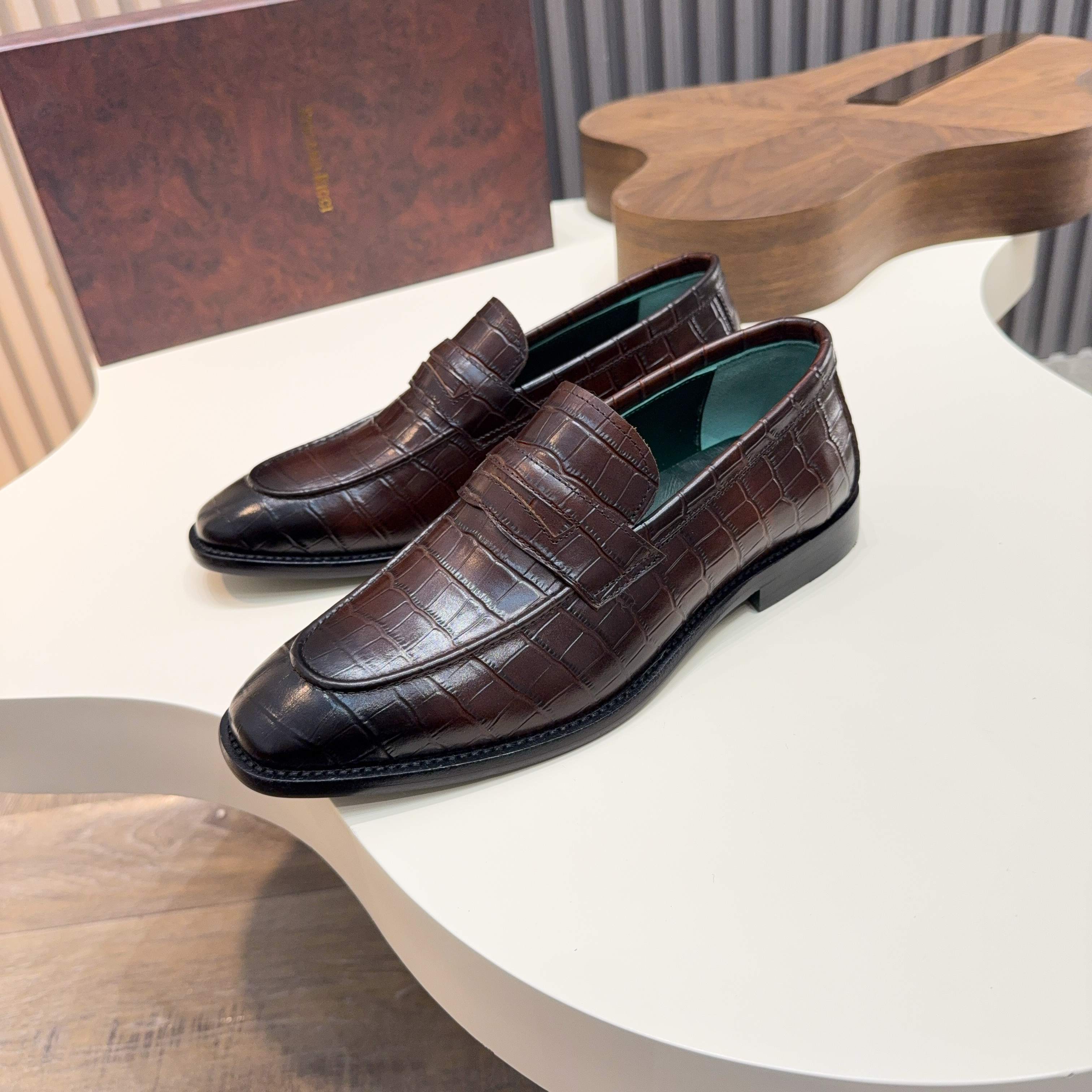 NO:605132,Stefano Ricci high-end men's formal casual leather shoes｜High-end atmosphere｜Private mold customization original brand hardware buckle decoration｜Calf leather breathable lining｜Original leather outsole Size39-44 (38.45. Customized),,cowhide,Leather soles19860909Stefano Ricci史蒂芬劳·尼治高端男士正装休闲皮鞋｜高端大气｜私家开模定制原版品牌五金扣装饰｜小牛皮透气内里｜原版真皮大底 Size39-44（38.45.定做）,,cowhide,Leather soles,Men's shoes