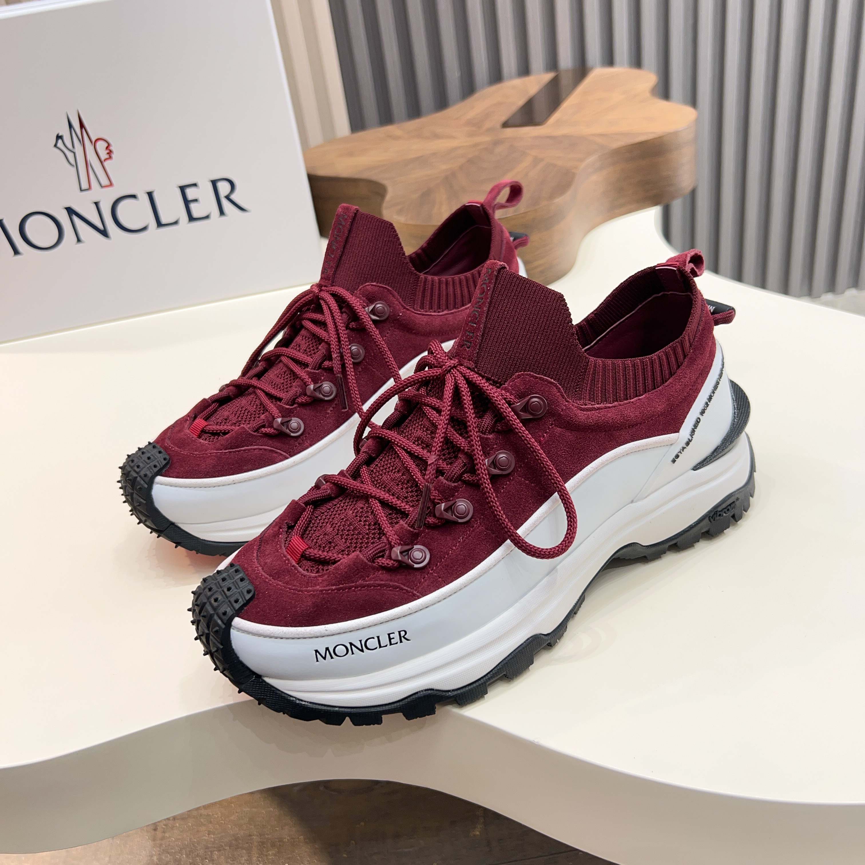 NO:350014,Moncler/monkout outdoor lace-up sneakers, with comfortable and anti-slip properties, are made of leather and technological fabrics, designed for outdoor running or urban stroll. They are both innovative, functional and graphic details, draw inspiration from the alpine atmosphere, and interpret trendy fashion. Suede, honeycomb mesh, neoprene are spliced ​​with various materials, the upper is designed with shoelaces and rubber inserts, and the sole is made of TPU + rubber + high elastic rubber foam combination, which has high elasticity and high wear resistance and improves comfort!  Size38-45 (38.45 customization), Moncler, sneakers19860909Moncler/蒙口户外系带运动鞋,具有舒适防滑性能,采用皮革和科技面料制成,专为户外跑步或都市漫步而设.兼备创新、功能性与图形细节于一体,从高山氛围汲取灵感,诠释潮流时尚.绒面革,蜂窝网布,氯丁橡胶 各种材质拼接打造,鞋面采用鞋带和橡胶嵌件设计,大底采用TPU+橡胶+高弹橡胶发泡组合成型,具有高弹性高耐磨性,提高舒适性！ Size38-45（38.45定制）,,Moncler,sneakers,Men's shoes