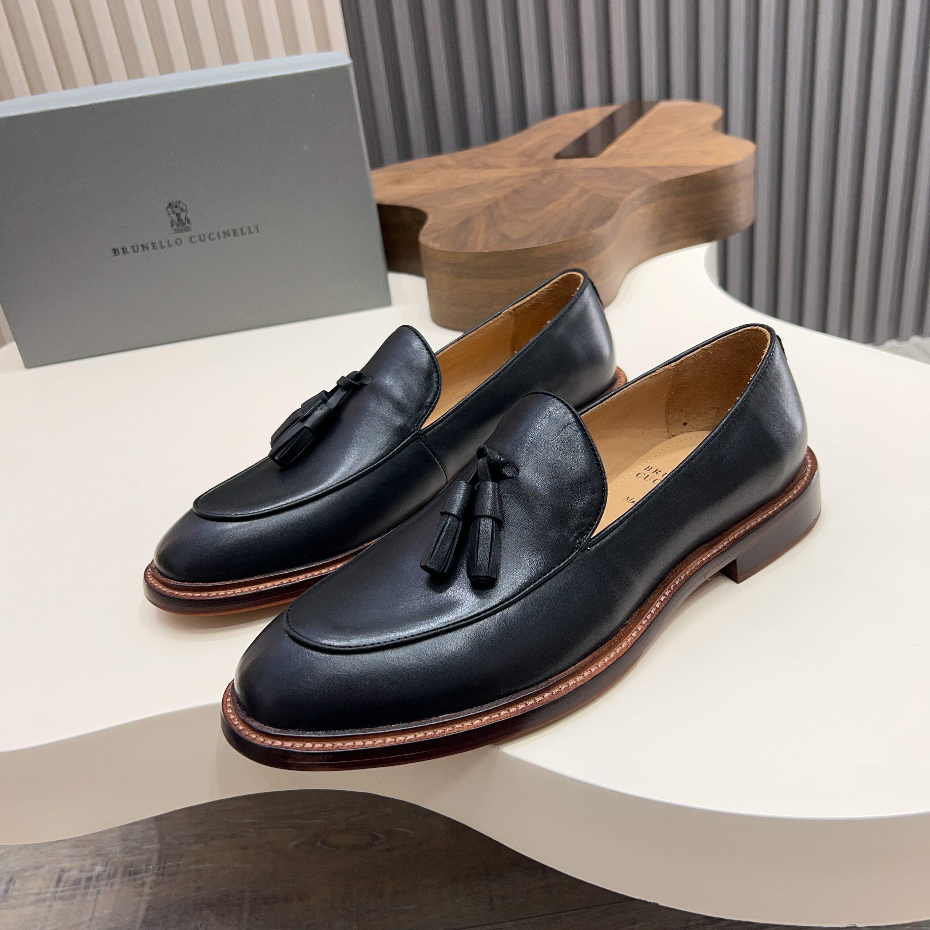 NO:353500,Brunello Cucineli loafers The exquisite materials meet the classic style of penny loafers to create the elegant casual style of this shoe. The soft velvet mercerized cow velvet leather highlights the non-formal design of the shoes, and the light and inspirational production structure brings you a comfortable experience every day. Original leather outsole, leather midsole, Yangjing suede leather, water-dyed cow leather lining, Size: 39-46 (38.45.46. Custom made), brunello cucinelli,loafers,cowhide,sheep,Leather soles19860909Brunello Cucineli乐福鞋 精致材料与便士乐福鞋的经典格调相遇,营造这款鞋子的高雅休闲风格.如天鹅绒一般柔软的丝光牛绒皮突出鞋子的非正装设计,轻盈而灵感的制作结构则为您的每一天带来舒适之至的足下体验.原版真皮大底,真皮中底板 羊京绒面皮,水染牛皮内里, Size:39-46(38.45.46.订做),,brunello cucinelli,loafers,cowhide,sheep,Leather soles,Men's shoes