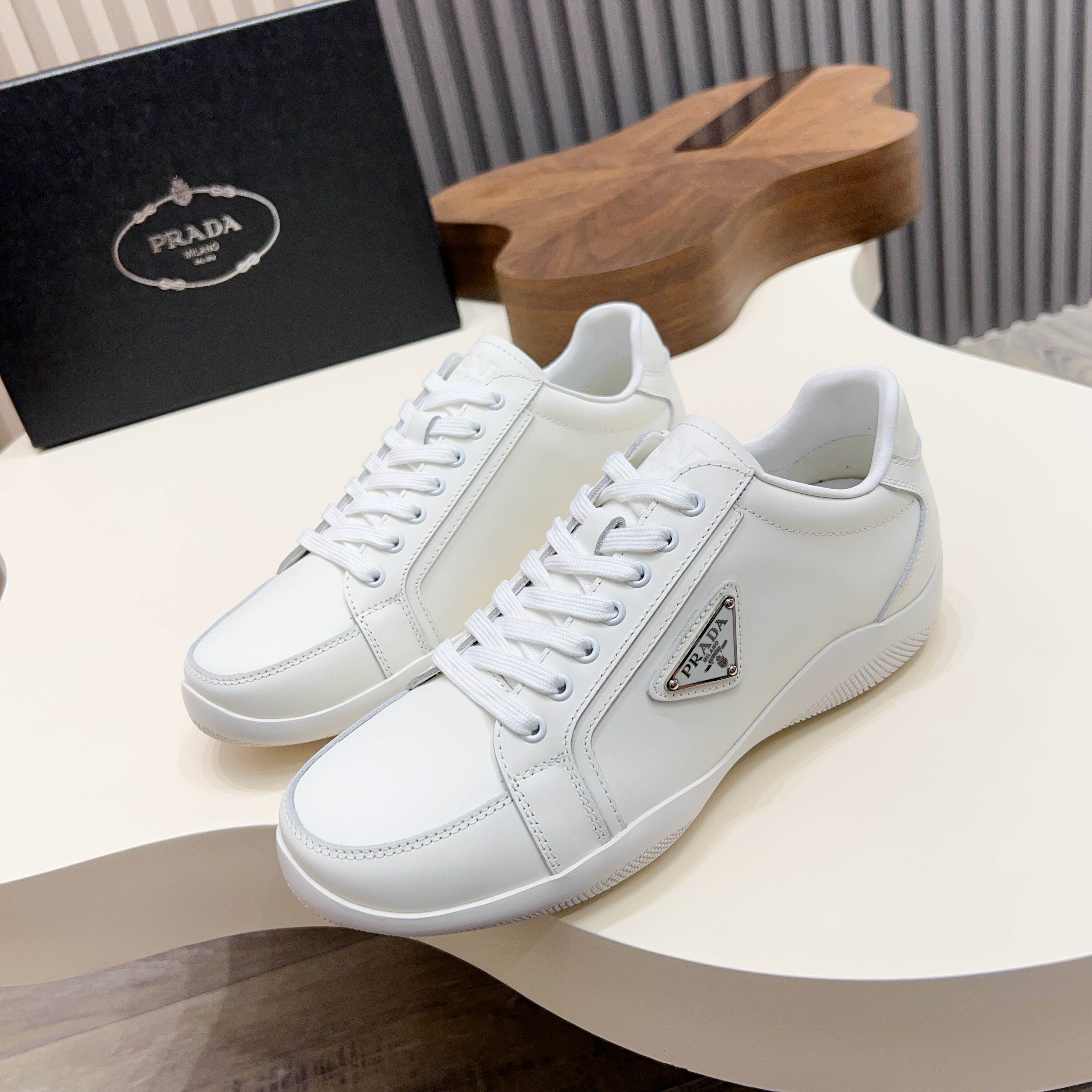 NO:355562,Prada/Prada Men's new sports and casual shoes, the upper of this sneaker is made of technological fabric. The outer side is decorated with P family's classic metal triangle enamel logo, genuine leather lining, foot pad cowhide, and the sole is an anti-slip sports exclusive rubber sole with logo, which has a good feeling on the feet, and is fashionable and fashionable!  Yuan, Size39-44 38 45 orders, prada, prada, sneakers, cowhide19860909Prada/普拉达 男士新款运动休闲鞋,这款运动鞋鞋面采用科技面料.外侧饰以P家经典金属三角珐琅徽标,真皮内里,垫脚牛皮,大底采用防滑运动专属带logo橡胶大底,上脚脚感很好,洋气时髦单品！ 元, Size39-44 38 45订,,prada,prada,sneakers,cowhide,Men's shoes