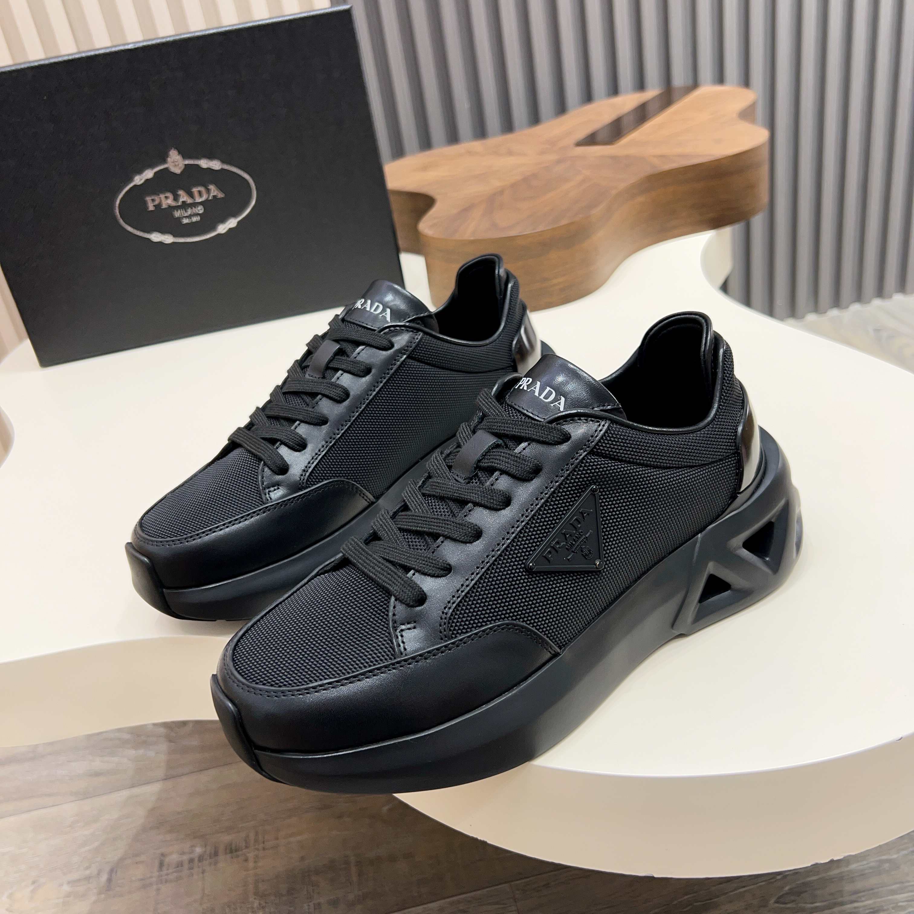 NO:511000,Prada/Prada Men's new sports and casual shoes, the upper of this sneaker is made of technological fabric. The outer side is decorated with P family's classic metal triangle enamel logo, genuine leather lining, foot pad cowhide, and the sole is an anti-slip sports exclusive rubber sole with logo, which has a good feeling on the feet, and is fashionable and fashionable!  Yuan, Size39-44 38 45 orders, prada, prada, sneakers, cowhide19860909Prada/普拉达 男士新款运动休闲鞋,这款运动鞋鞋面采用科技面料.外侧饰以P家经典金属三角珐琅徽标,真皮内里,垫脚牛皮,大底采用防滑运动专属带logo橡胶大底,上脚脚感很好,洋气时髦单品！ 元, Size39-44 38 45订,,prada,prada,sneakers,cowhide,Men's shoes