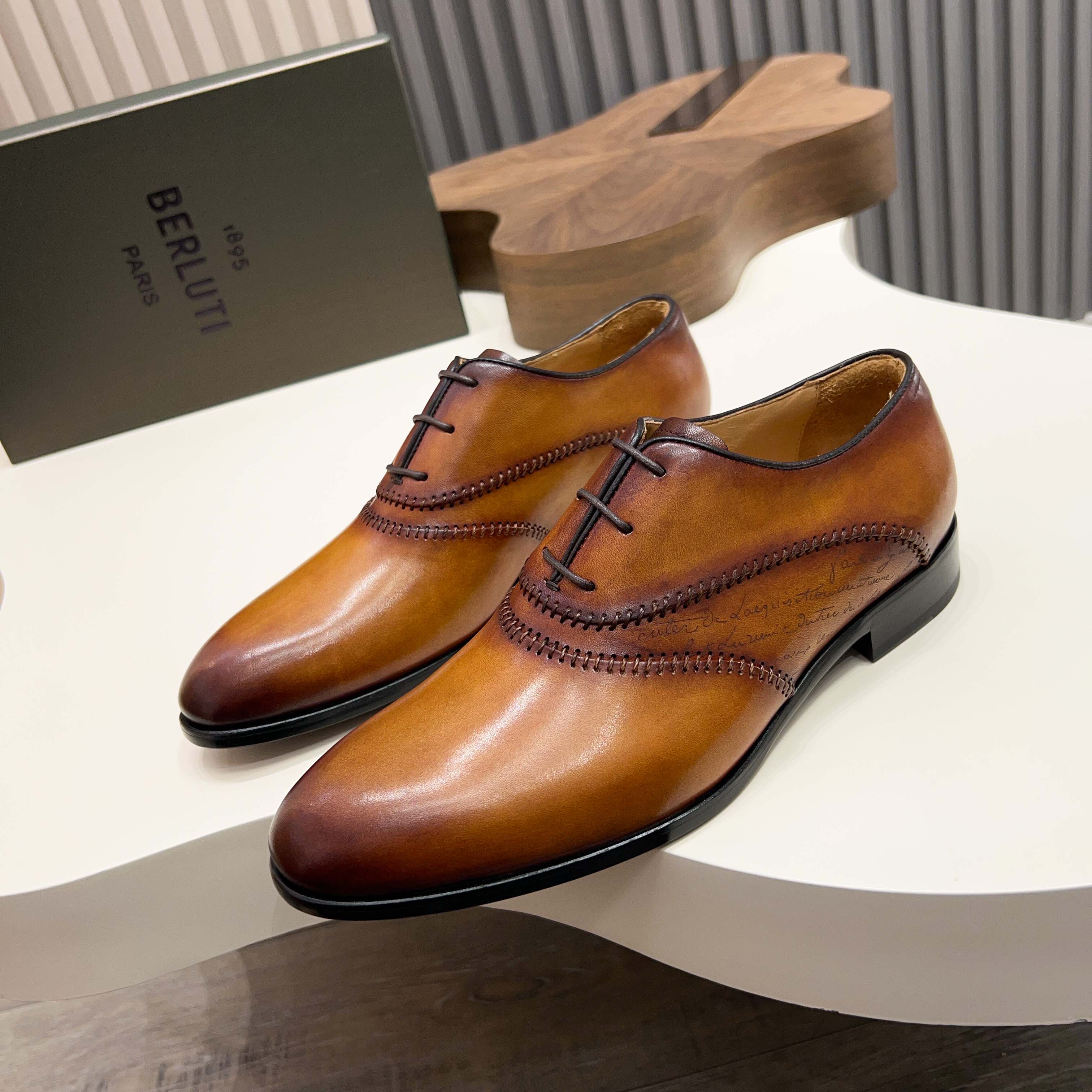 NO:357444,Berluti/Blue raised-end genuine leather outsole formal leather shoes, using imported cowhide upper, soft and stylish, hand-made color change, low-key luxury temperament, comfortable and breathable version, calf leather genuine leather footbed imported genuine leather outsole, showing extraordinary attitude Full set of original counter packaging, size39-44 (45 customization), cowhide, Leather soles19860909Berluti/布鲁提高端真皮大底正装皮鞋,采用进口牛皮鞋面 柔软有型,手工改色工艺,低调奢华气质,舒适透气版型,小牛皮真皮垫脚 进口真皮大底,彰显不凡态度 全套专柜原包装 ,size39-44（45定制）,,cowhide,Leather soles,Men's shoes