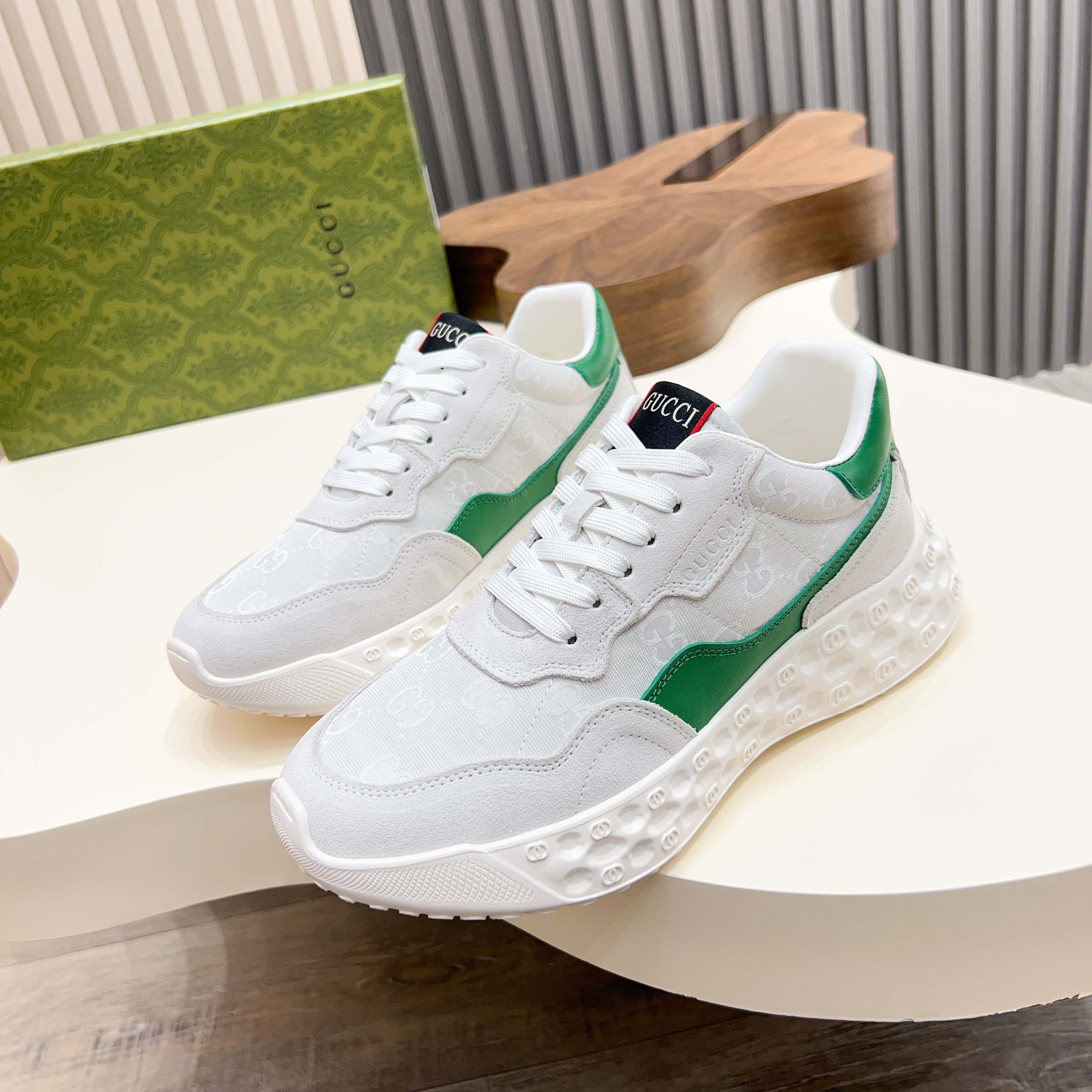 NO:346643,G family men's GG sneakers are made of imported cowhide, simple and comfortable version, top layer of cowhide, tongue decoration brand logo, fine details, top layer of water dyed cowhide inner creates a comfortable foot feeling!  Size39-44 (38.45 custom k), gucci,sneakers,cowhide19860909G家男士GG运动鞋,选用进口牛皮打造,简约舒适版,内里头层牛皮,鞋舌装饰品牌logo,细节精细,头层水染牛皮内里打造舒适脚感！ Size39-44（38.45定做k）,,gucci,sneakers,cowhide,Men's shoes
