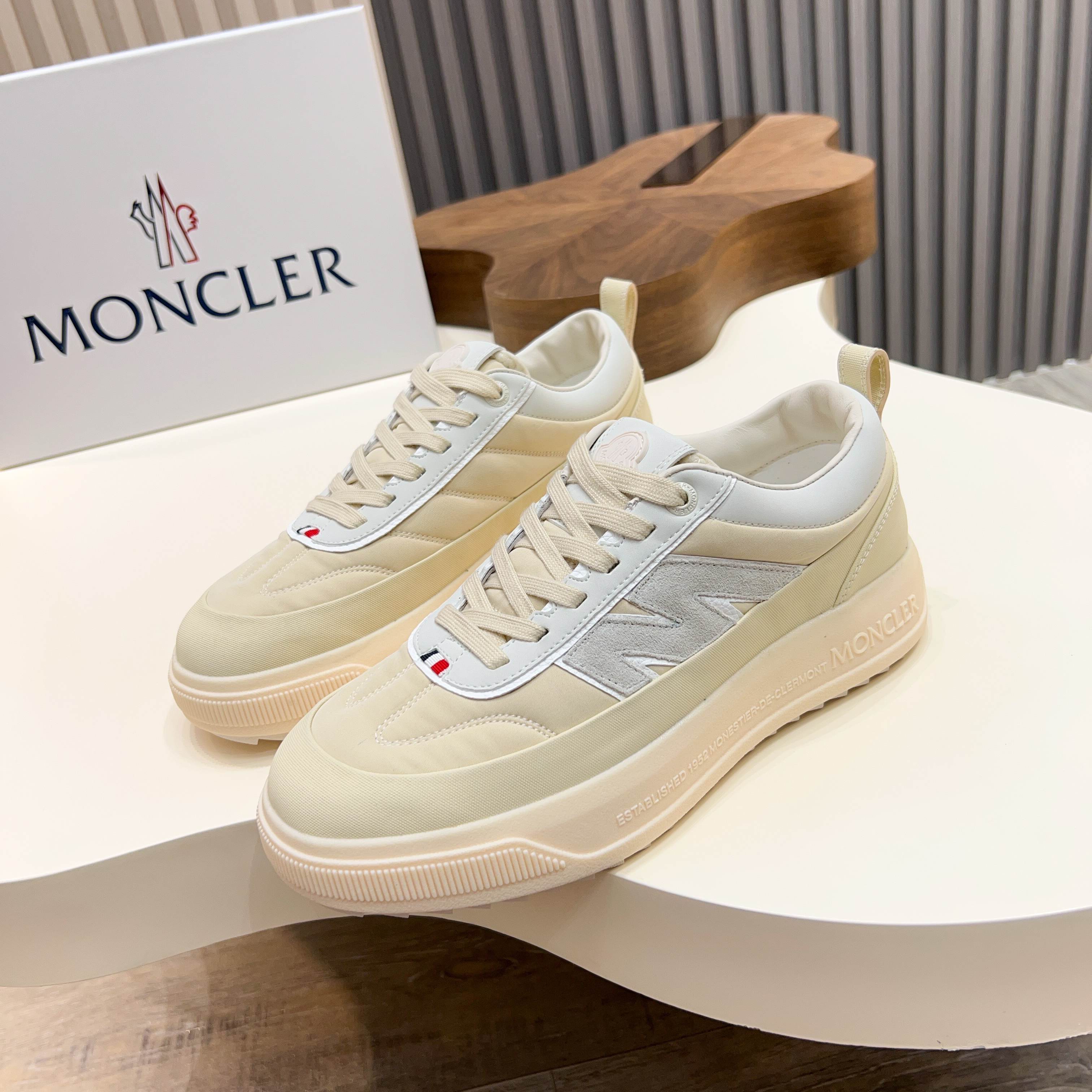 NO:355076,Moncler shoes usher in the new MONCLER ALTIVE series. Moncler Cookie Shoes Moncler/Mask Men's Altive Sneaker This sneaker uses a nylon fabric spliced ​​cow-sliced ​​leather upper, with a striking 