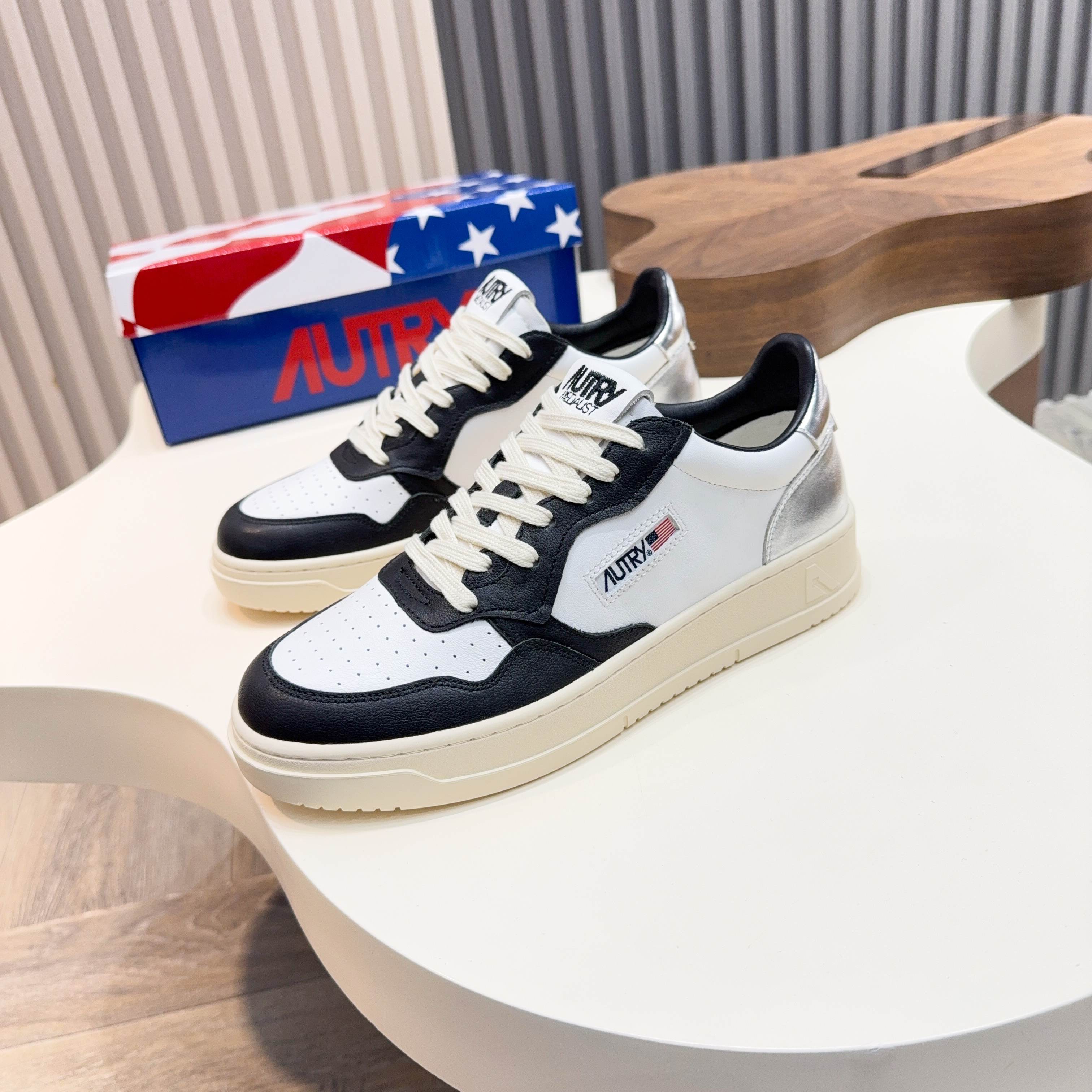 NO:355059,Oterry - High-end quality Original single casual sports shoes - Upper Napa calfskin punching technology, silver cowhide, shoe body. Heel silk screen brand logo - outsole ultra-light TPR. Rubber; two-color molded outsole - ultra-high quality control, fine workmanship highlighted (high-end, noble, grade) -Size 38-44 (38 45, custom made),,cowhide19860909奥特里 -高端品质 原单休闲运动板鞋 -鞋面纳帕小牛皮打孔工艺、银色牛皮、鞋身.后跟丝印品牌logo -大底超轻TPR.橡胶; 双色成型大底 -超高品控·做工精细凸显(高端·贵气·档次) -Size 38-44（38 45, 可订做),,cowhide,Men's shoes