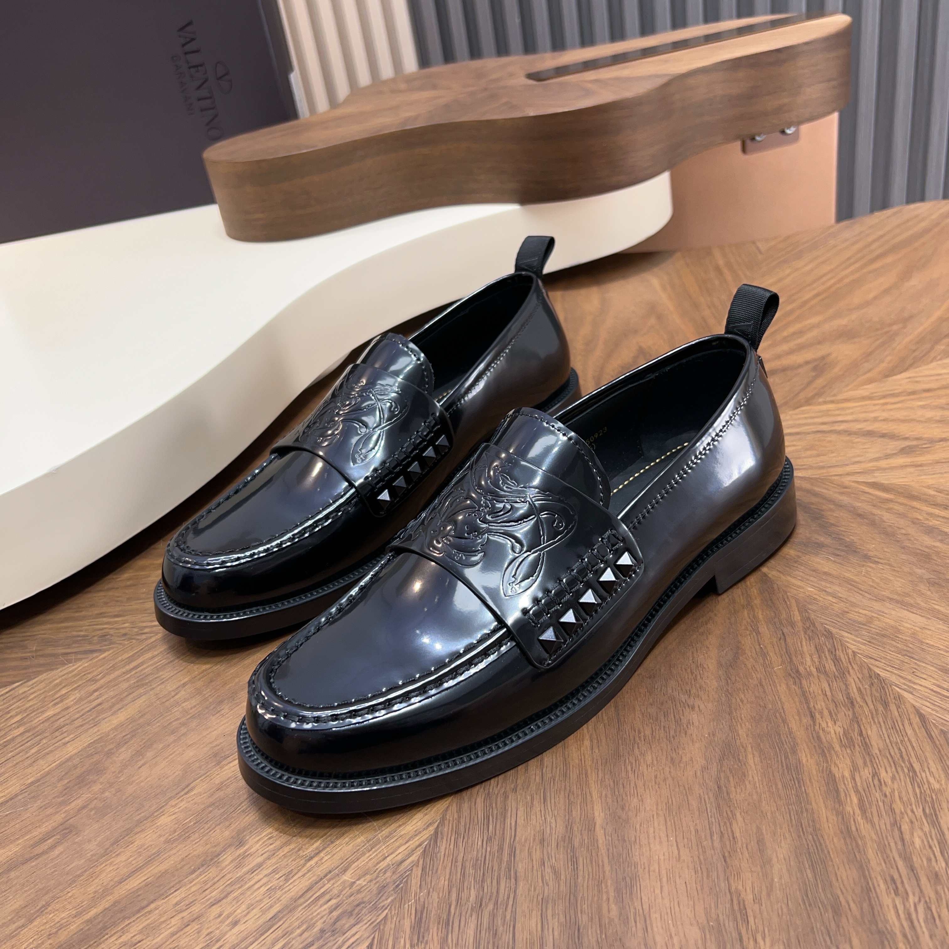 NO:589121,Valentino's new men's V logo micro-label business casual loafers. These Derby loafers are made of imported cowhide leather. They are light in texture and cool in style. The uppers are decorated with brand logo buckles, showing off the big-name style!  The lines show a novel urban trend. The toe is round and plump, the rubber foam sole and the triple protruding leather welt complement each other. It is very fashionable and charming, with dyed calfskin lining, genuine leather feet, and standard logo decoration. It is simple yet elegant, and has a classic European and American loose style version with excellent foot comfort.  Size 39-44 (38, 46, 45 order standard leather shoe size),,valentino,valentino,loafers,cowhide19860909Valentino 华伦天奴 新款男士V logo微标商务休闲乐福鞋 这款德比乐福鞋鞋采用进口牛皮皮革制成,质感轻盈,风格酷飒,鞋面饰有品牌logo扣,彰显大牌范儿！线条之间彰显新颖都市潮流.鞋头圆润饱满,橡胶发泡鞋底和三重外突真皮沿条相得益彰.极富时髦魅力,本染小牛皮内里,真皮垫脚,标配logo装饰,简约不失大气,欧美经典宽松风格版型,上脚舒适度极好. 尺码39-44（38,46,45订标准皮鞋尺码）,,valentino,valentino,loafers,cowhide,Men's shoes