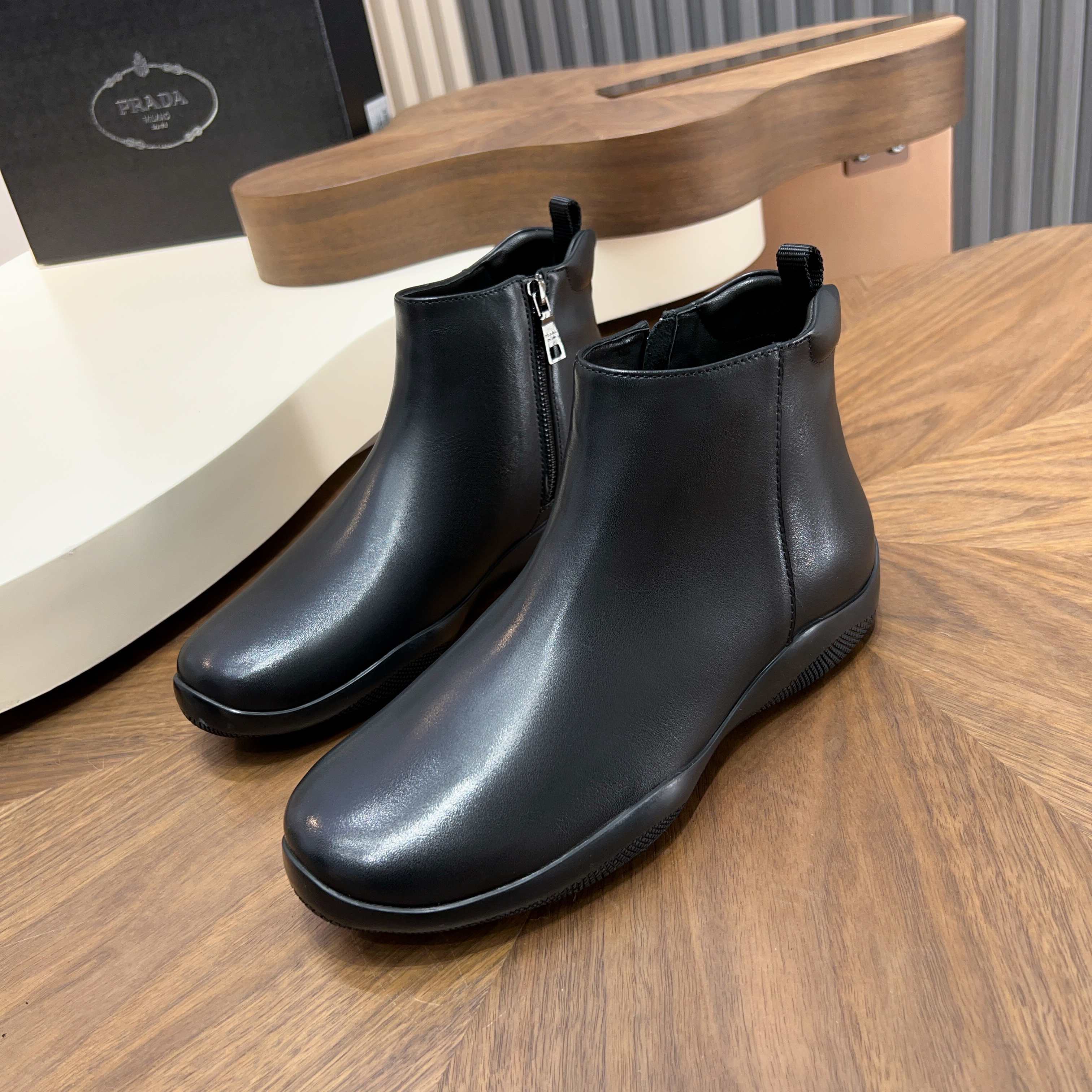 NO:589128,Code YS004050 Prada/Prada Toblach men's high-top wool shoes are shipped from Guangguan, the top quality goods!  This minimalist style high-top sneaker is inspired by the iconic Prada Linea Rossa style shown in the 1998 Autumn/Winter fashion show. The revolutionary lightweight 4cm wide rubber sole is decorated with distinctive red Linea  The Rossa logo is reminiscent of the innovative duality core of the original design, while the matte calfskin surface shows a sophisticated modern temperament. The foot design is simple and glossy style, with an exclusive hardware zipper closure on the inside, making it easier to put on and take off. The wool is integrated to keep warm and temperature-locked. It is equipped with a logo cowhide and wool removable insole, which is comfortable and breathable for the upper foot, casual and versatile. Comes with a full set of original packaging dust bag!  Size-39-40-41-42-43-44 standard leather shoe size (38 45 can be customized and cannot be returned) Item number: 4T3613 wool black, prada, prada, sneakers, cowhide19860909编码YS004050 Prada/普拉达 Toblach男士高帮羊毛鞋出货莞产顶级猛货！ 这款极简风格高帮运动鞋以1998年秋冬时装秀中展示的标志性Prada Linea Rossa经典款式为灵感设计.颠覆性的轻便加宽4cm橡胶鞋底饰有别具一格的红色Linea Rossa徽标,令人联想起原版设计创新的二元性内核,而哑光小牛皮面则彰显出精致的现代气质.套脚设计,简约光面风格,内侧配有专属五金拉链开合,穿脱更方便快捷,羊毛一体,保暖锁温,配以徽标牛皮拼羊毛可拆卸鞋垫,上脚舒适透气,休闲百搭.配全套原包装防尘袋！ 尺码-39-40-41-42-43-44 标准皮鞋码（38 45可定做不能退换） 货号: 4T3613羊毛 黑色,,prada,prada,sneakers,cowhide,Men's shoes