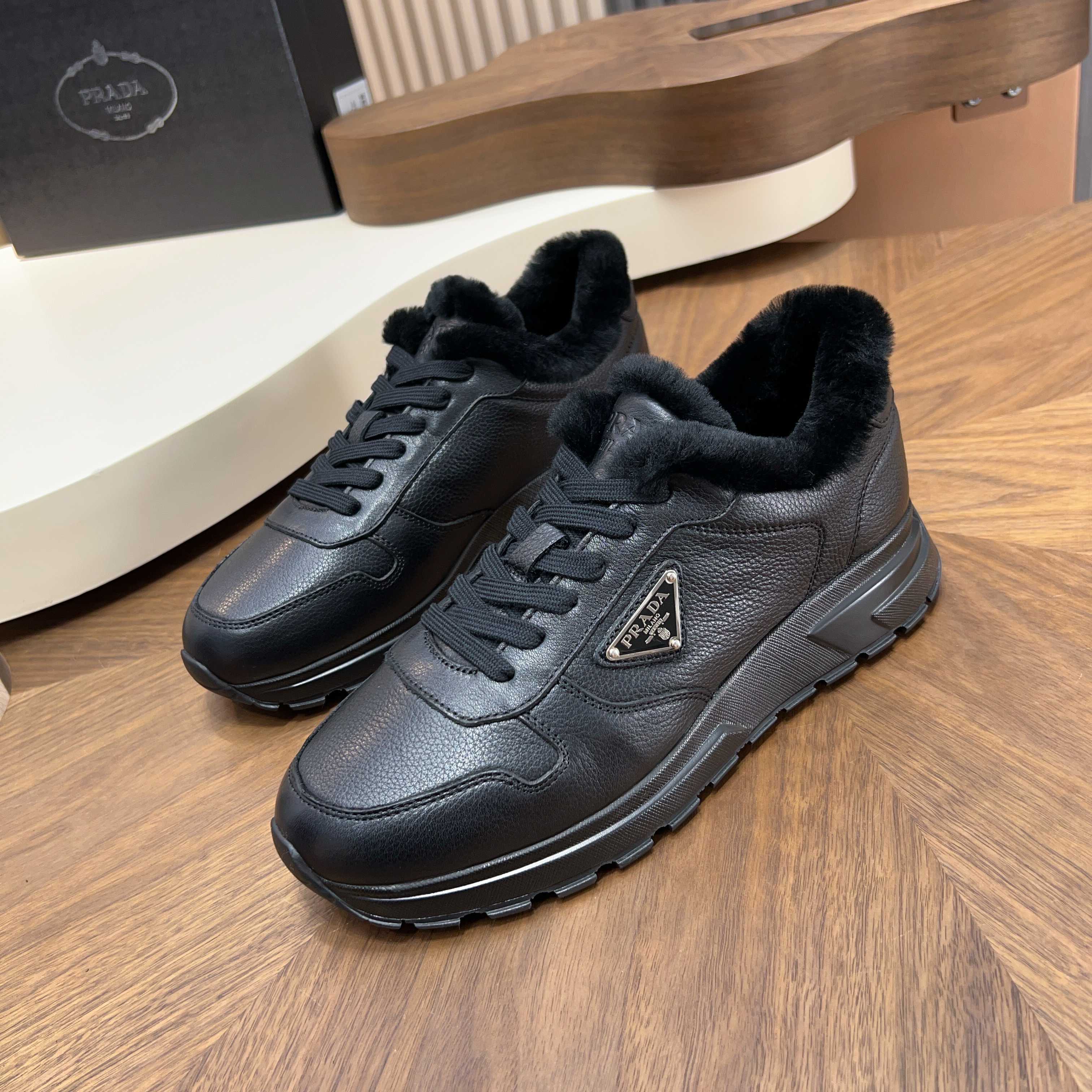 NO:589131,Code YS003545 Prada/Prada PRAX leather casual wool shoes are shipped!  Top-notch products produced in Wanguan!  This sneaker combines style and comfort. The sporty design is defined by exquisite materials and details. The wool shoes incorporate the typical elements of the P family. The fabric is super-soft first-layer cowhide imported from Italy. The inner insole is made of real wool. The upper is decorated with a triangular enameled metal logo. Non-slip and wear-resistant rubber sole. Geometric line pattern + 4 cm sole. High-end quality. It is the first choice for self-wear and gifting. Comes with a dust bag packed in the original box!  Size 39-40-41-42-43-44 Leather shoe size 38 45 46 order item number 2EE443 leather, prada, prada, sneakers, cowhide19860909编码YS003545 Prada/普拉达 PRAX皮革休闲羊毛鞋出货！ 莞产顶级精品！此款运动鞋将风格与舒适融为一体,运动风设计由精致的材料和细节定义.羊毛鞋融入P家典型元素,面料甄选意大利进口超柔软头层牛皮,内里鞋垫皮毛一体真羊毛,鞋帮饰以三角涂珐琅金属徽标,防滑耐磨橡胶鞋底,几何线条花纹+4厘米鞋底,高端品质,自穿送人首选单品.配原盒包装防尘袋！ 尺码39-40-41-42-43-44 皮鞋尺码 38 45 46订 货号2EE443皮面,,prada,prada,sneakers,cowhide,Men's shoes