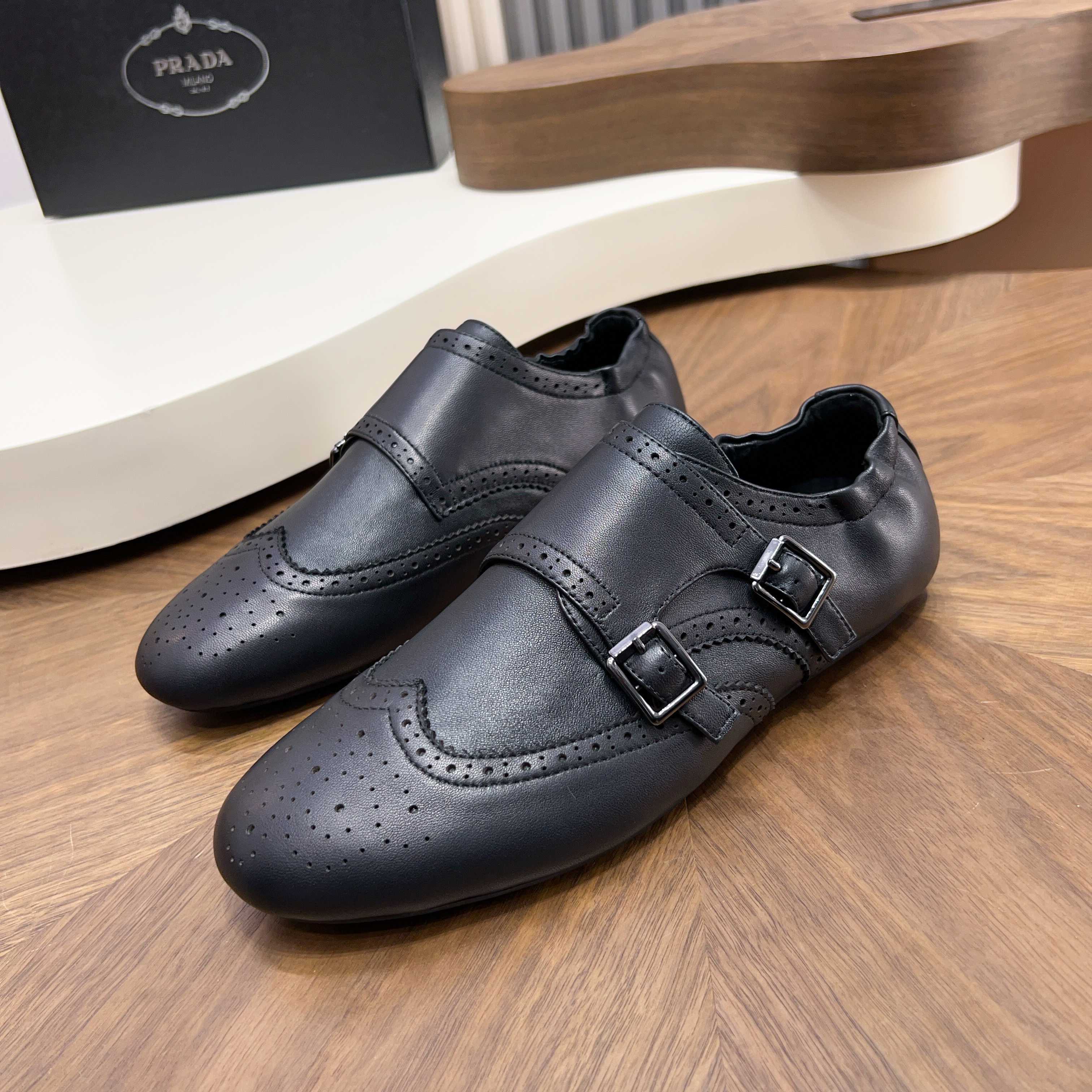 NO:704680,Prad's latest men's driving shoes, the fabric is made of imported cowhide, with visible texture, heavy-duty stitching, dyed calfskin inside, standard logo cowhide foot pads, big-brand experience, soft and comfortable on the feet, exclusive for men, special non-slip and wear-resistant rubber soles, easy to handle various occasions, comes with original box packaging!  ,size39-44 45 order,,prada,cowhide19860909Prad*新款男士鞋驾车鞋,面料采用全进口牛皮,看得见的质感,重工车线,内里本染小牛皮,标配logo牛皮垫脚,大牌体验,上脚柔软舒适,男士臻享,专用防滑耐磨橡胶鞋底,轻松驾驭各种场合,配原盒包装！ ,size39-44 45订,,prada,cowhide,Men's shoes
