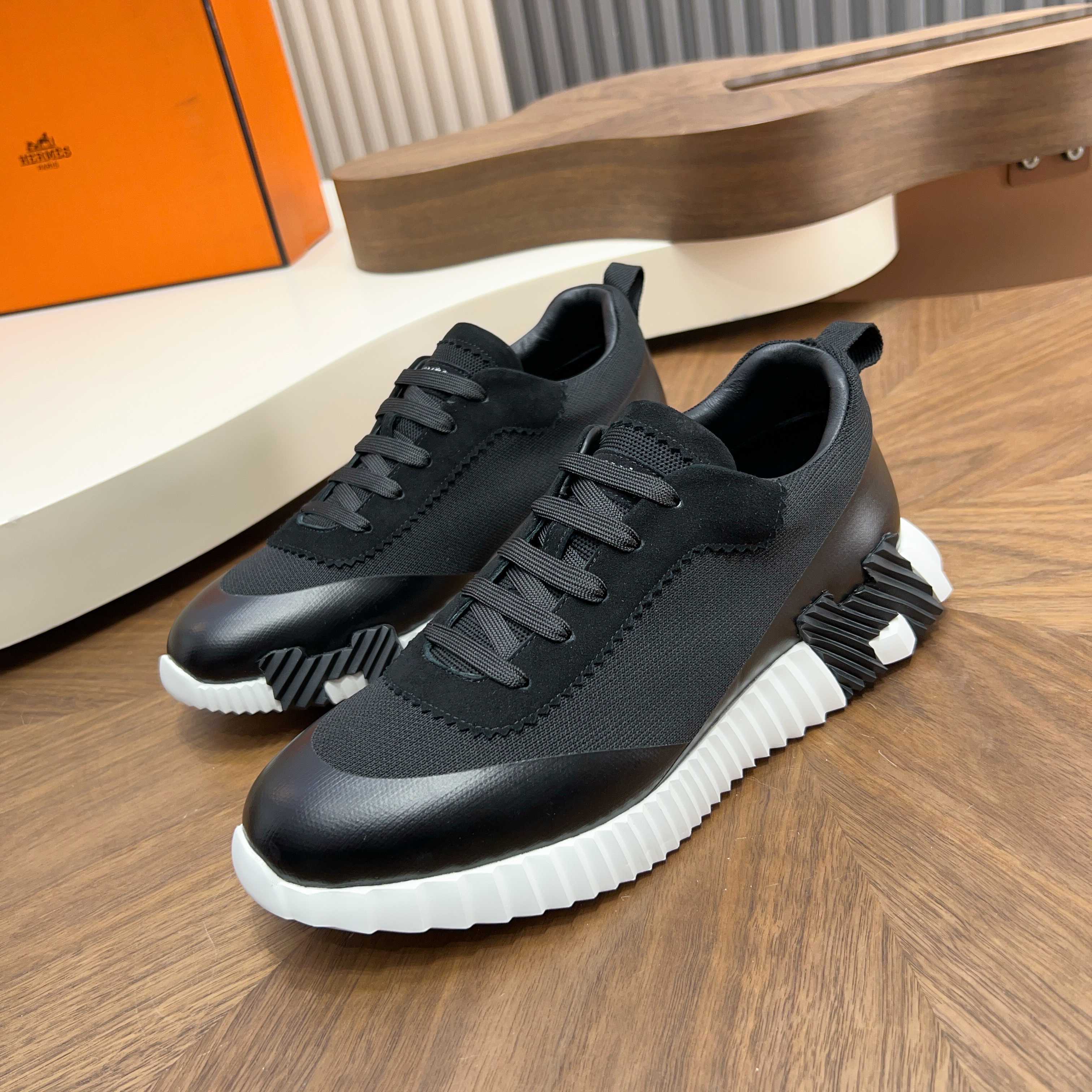 NO:605135,H Hermès Bouncing sports shoes, men's casual sports shoes, uppers made of cowhide leather stitched with high-end mesh, imported materials, full of texture, lightweight soles decorated with contrasting patterns to create a versatile fashion style. Size39-44 (38 45, 46 customized),, hermes, sneakers, cowhide19860909H爱马仕Bouncing运动鞋,男士休闲运动鞋,鞋面牛皮拼接高端网布打造,进口材质,质感十足,轻盈鞋底装饰撞色图案,打造百搭时尚风格.Size39-44（38 45、46订做）,,hermes,sneakers,cowhide,Men's shoes