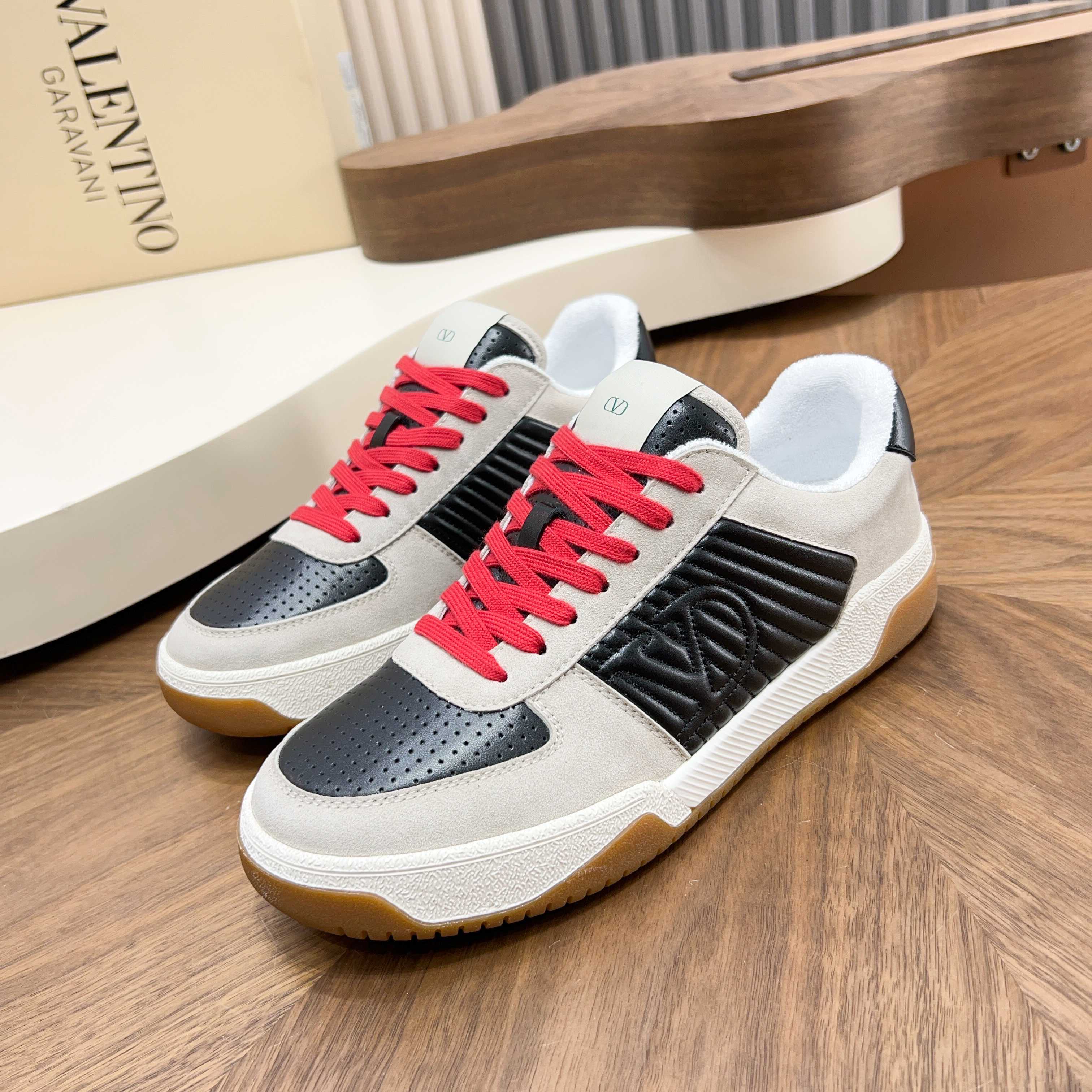 NO:605138,VLTN Warren sports shoes series new sports shoes are on sale. The original ZP was purchased and dismantled. Repeatedly made and modified. We strive to restore it one to one!  Top luxury masterpiece. Signature rivet design. Soft and comfortable genuine sheepskin brings excellent and elegant texture and excellent foot comfort. Top purchasing version upper imported calfskin surface / lining water-dyed cowhide lining. Original developed outsole. Packaging original configuration full set of packaging. Code number 39-44 (.45, customized),,valentino,sneakers,cowhide,sheepskin19860909VLTN华伦 运动鞋系列 新款运动鞋 火爆发售. 原版ZP入购拆解. 反复打版调改. 力要一比一还原！顶级奢华力作 招牌柳钉设计 柔软舒适的真羊皮 带来卓越优雅的质感 与极佳的上脚舒适感 顶级代购版本鞋面进口小牛皮面/ 内里水染牛皮内里 大底原版开发大底 包装原版配置全套包装 码数39-44（.45、订做）,,valentino,sneakers,cowhide,sheepskin,Men's shoes