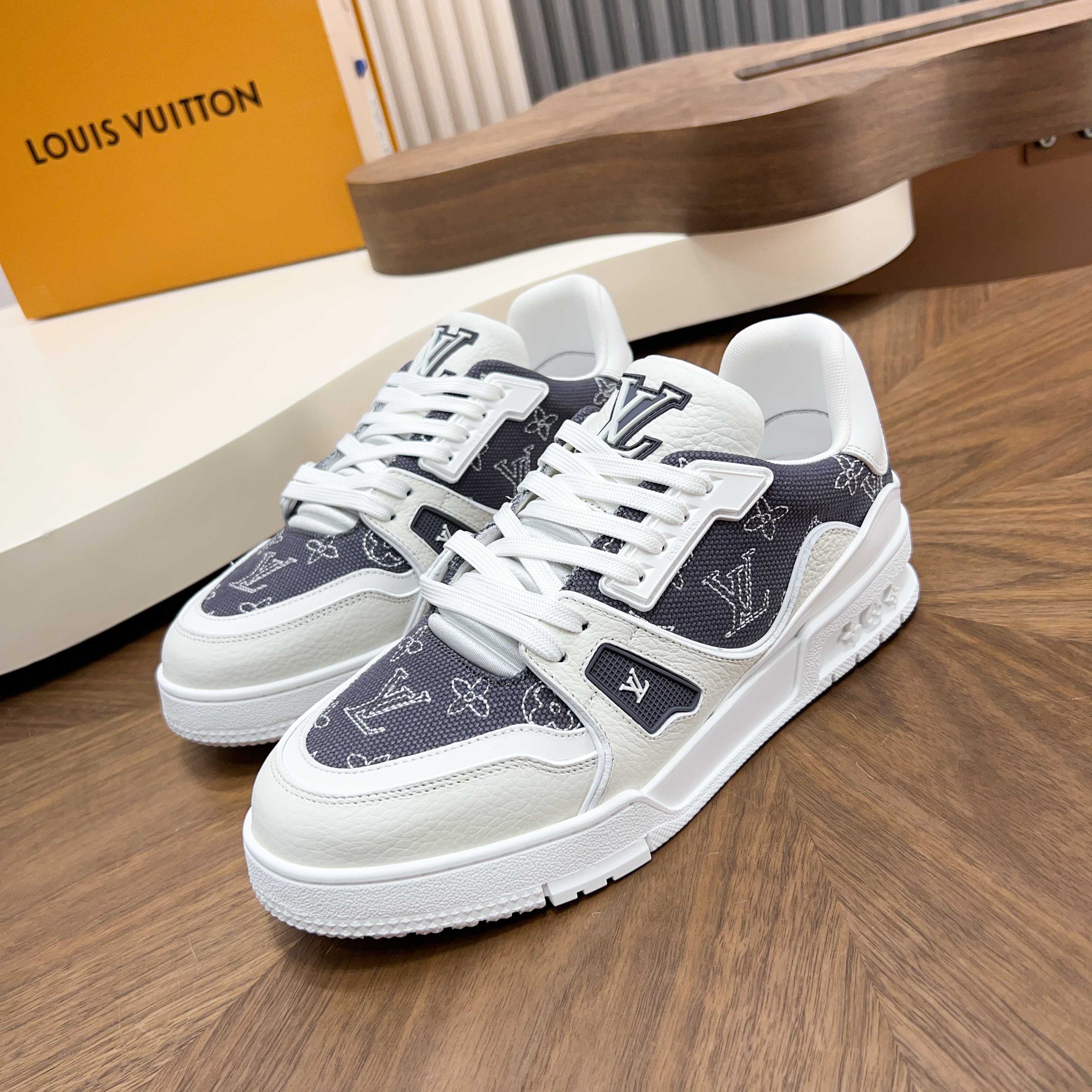 NO:605141,New color matching men's trainer sneakers, this LV Trainer sneaker is made of calf leather and breathable, showing pure tones. The #54 logo on the back traces the brand's birth in 1854. The designer's handwritten brand logo embellishes one side. Virgil Abloh personally designed it. It is a very commemorative sneaker. Brand new LV Louis Vuitton louis vuitton trainer sneaker low casual sports culture versatile basketball shoes Size39-44 (38.45, order),, louis  vuitton,louis vuitton,louis vuitton,sneakers,cowhide19860909新配色 男士trainer运动鞋,本款 LV Trainer 运动鞋取材小牛皮配透气,呈现纯净色调,后部#54标识追溯品牌诞生于1854年,设计师手写体品牌标识点缀一侧,virgil abloh亲自操刀设计,非常具有纪念价值的一款运动鞋,全新lv路易威登louis vuitton trainer sneaker low休闲运动文化百搭篮球板鞋 Size39-44（38.45、订）,,louis vuitton,louis vuitton,louis vuitton,sneakers,cowhide,Men's shoes