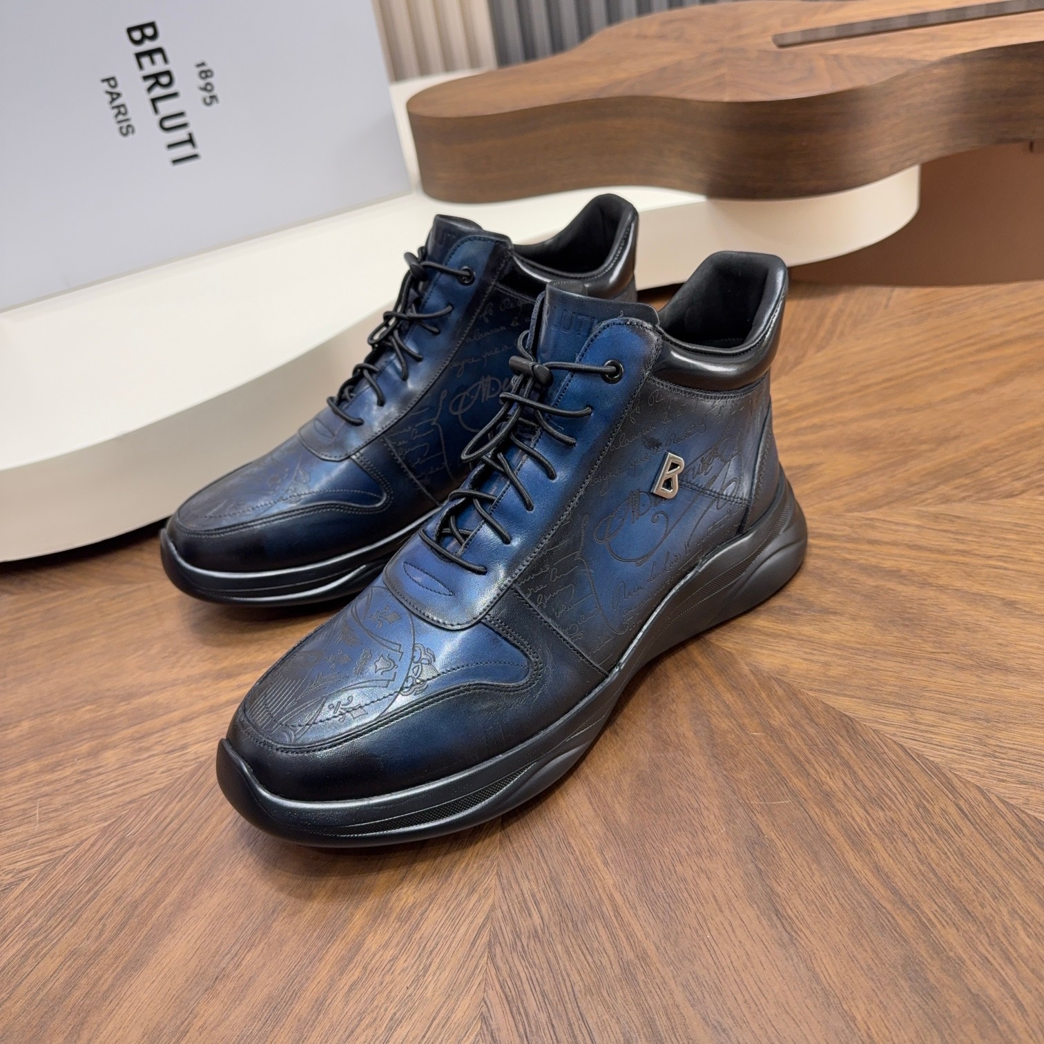 NO:639784,High version upgrade, the strongest hand-made color-rubbed sports boots series, atina ancient dyeing technique, drawing inspiration from the craftsman's handmade stone table to create a novel luster. The dyeing process is renewed and upgraded, integrating classic inheritance and innovative ideas. Water-dyed cowhide lining + tu outsole Size: 39-44 (order 45 46), boots, cowhide19860909高版本升级,最强手工感擦色运动靴系列,atina古法染色技艺,从匠人手作石台中汲取灵感创造出富有新意的光泽.染色工艺焕新升级,将经典传承出创新理念融为一体.水染牛皮内里+tu大底Size:39-44（ 45 46订）,,boots,cowhide,Men's shoes