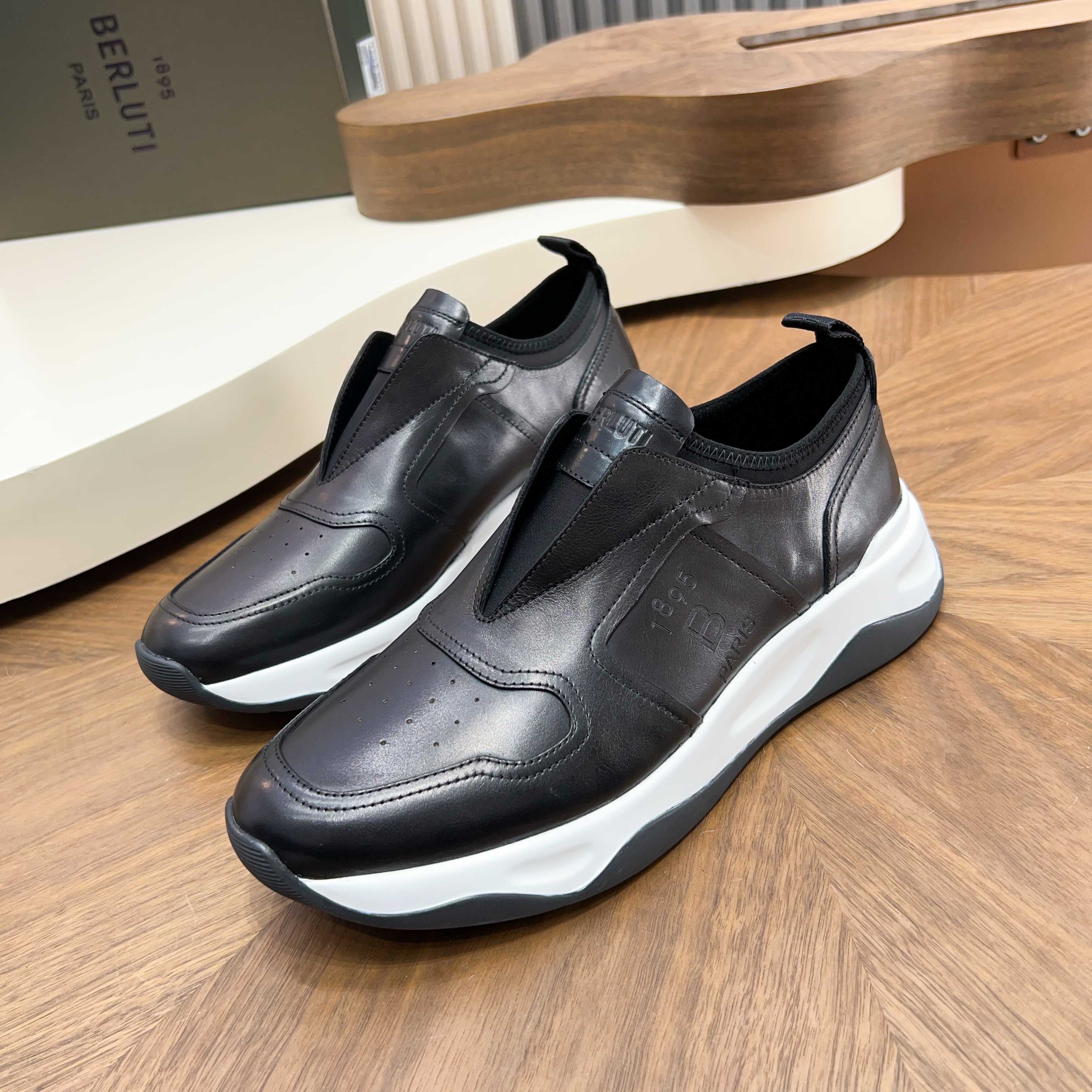 NO:620366,High version upgrade, the strongest hand-made color-brushed sports shoe series, patina ancient dyeing technique, drawing inspiration from the craftsman's handmade stone table to create a novel luster. The dyeing process has been updated and upgraded, integrating classic inheritance with innovative ideas. Water-dyed cowhide lining + TPU outsole Size: 38-45, (38 45 order), sneakers, cowhide19860909高版本升级,最强手工感擦色运动鞋系列,patina古法染色技艺,从匠人手作石台中汲取灵感创造出富有新意的光泽.染色工艺焕新升级,将经典传承出创新理念融为一体.水染牛皮内里+tpu大底Size:38-45,（38 45订）,,sneakers,cowhide,Men's shoes