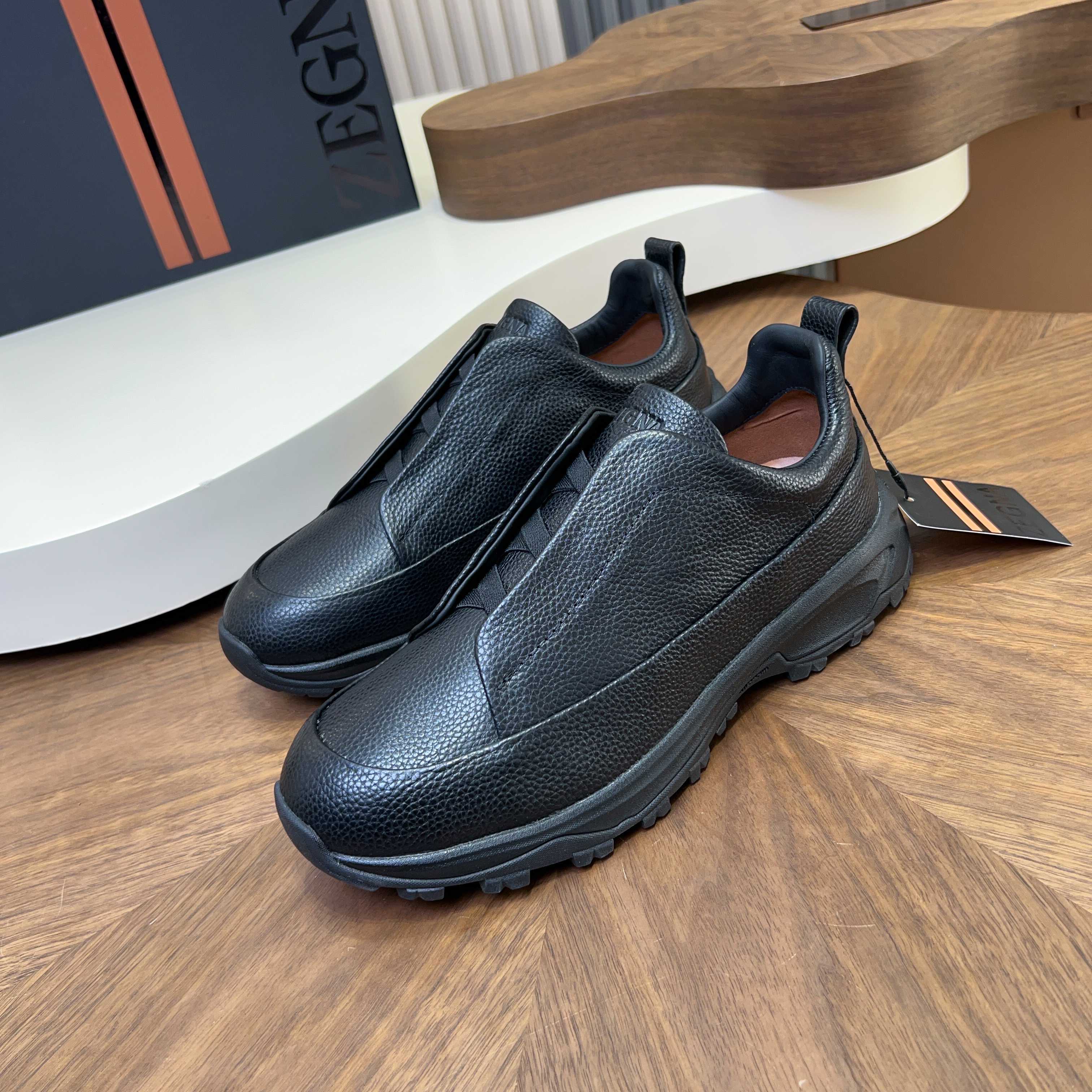 NO:620844,New series of ZEGNA Zegna men's shoes suede Triple StitchMonte luxury casual shoes Latest catwalk models synchronized with the official website PRODUCT INFORMATIONMONTE (MN·TE) means 'mountain' in Italian. It is inspired by the tree-lined paths in the Zegna oasis. TRIPLE STITCHT  The Monte luxury casual shoe is aimed at hiking and is a good companion for travel at any time of the year. The shoe adopts a versatile low-top style, embellished with triple-cross details inspired by the hand-stitching of Ermenegildo Zegna jackets, and is equipped with innovations that can provide greater traction during outdoor activities!  Ermenegildo Zegna's famous tailoring series hand-made triple stitching design has strong grip and ensures safety. The fabric is made of high-quality suede and is fashionable. The combination of lightweight foam and Vibrate special rubber sole is very light on the foot; the outsole is equipped with anti-slip sheets, which are cold-resistant, non-slip and have strong grip!  Suitable for daily wear, sports, hiking and outdoor use!  Leather shoe size: 39/40/41/42/43/44 [38 45 can be customized],,zegna,jackets & coats,chamois leather19860909全新系列ZEGNA杰尼亚男鞋绒面革 Triple StitchMonte奢华休闲鞋 最新走秀款官网同步 PRODUCT INFORMATIONMONTE (MN·TE)在意大利语中意为“高山”.其灵感源自杰尼亚绿洲中的林荫小径.TRIPLE STITCHT Monte奢华休闲鞋以徒步旅行为目标,是全年之内任何时节外出旅行时的良伴.鞋履采用百搭的低帮款式,点缀灵感源自杰尼亚夹克手工缝线的三交叉细节,同时配备能够在户外活动时提供更大摩擦力的创新！ 杰尼亚著名精裁系列手工三重缝线设计,强大的抓地力,确保安全性.面料采用优质麂皮拼接时尚潮流.轻质发泡和Vibrate专用橡胶底组合,上脚非常轻便；大底底掌加用防滑片,耐寒、防滑,抓地性强！适用于日常穿搭、运动徒步户外！ 皮鞋码数:39/40/41/42/43/44【38 45可定做】,,zegna,jackets & coats,chamois leather,Men's shoes