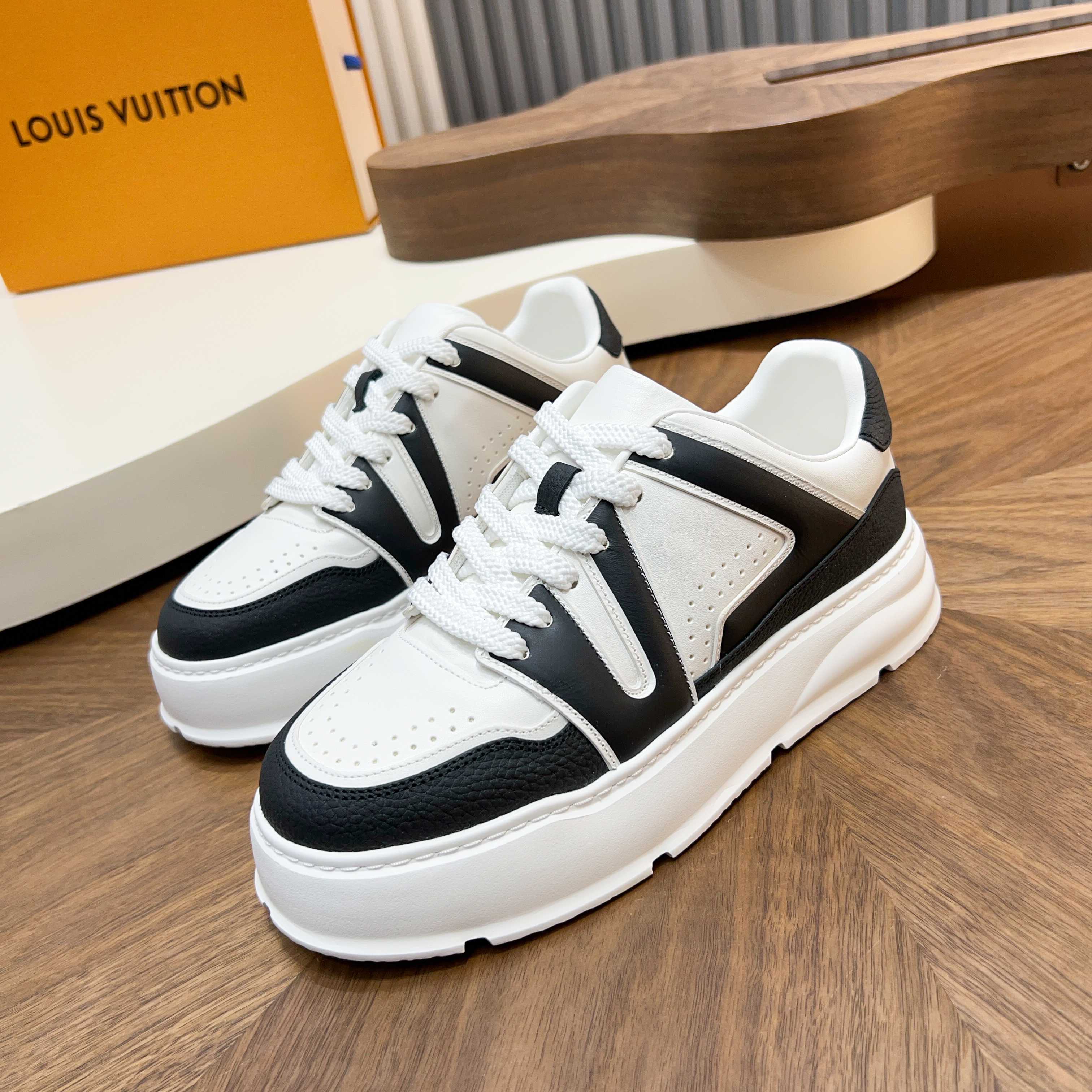 NO:621367,LV's new men's thick-soled sports shoes, the upper, lining and insole are all made of first-layer cowhide, which has a delicate texture and is durable!  The thick-soled design quietly increases the height by 5cm, lengthening the leg lines. It is very versatile for daily wear and full of youthful vitality. Simple style + breathable and comfortable, you will not be tired if you wear it for a long time, and it is suitable for commuting and leisure., size39-44 (customized at 38.45), louis vuitton, sneakers, cowhide19860909LV新款男士厚底运动鞋,鞋面、内里和鞋垫都用头层牛皮,质感细腻又耐用！厚底设计悄悄增高5cm,拉长腿部线条,日常穿搭超百搭,青春活力感满满＋.简约风格+透气舒适,长时间穿也不累,通勤休闲都适合. ,size39-44（38.45定制）,,louis vuitton,sneakers,cowhide,Men's shoes