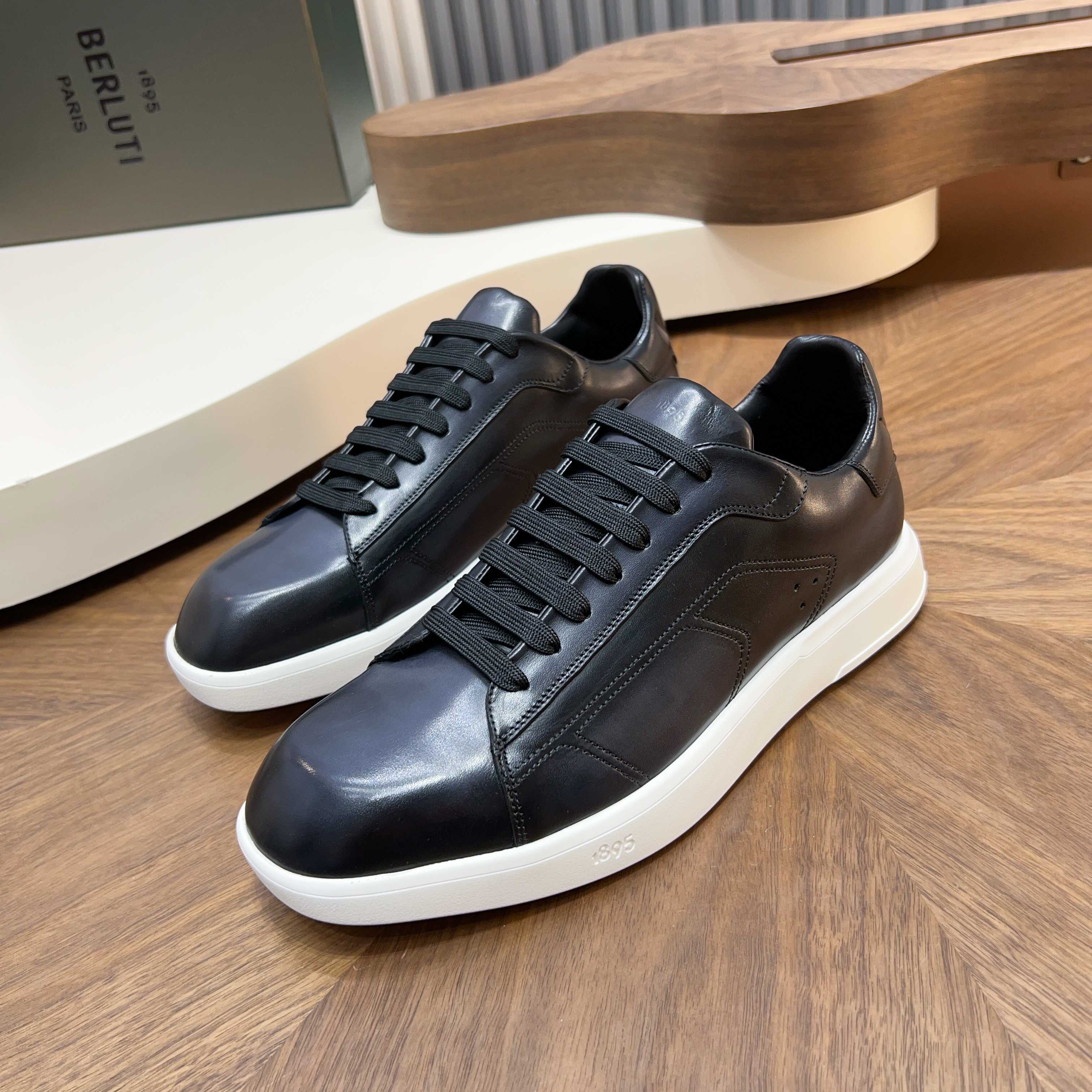 NO:621352,High version upgrade, the strongest hand-made color-rubbed sports shoe series, patina ancient dyeing technique, drawing inspiration from the craftsman's hand-made stone table to create a novel luster. The dyeing process is newly upgraded, integrating classic inheritance with innovative ideas. Water-dyed cowhide lining. Foamed outsole Size: 38-44 can be customized in 38 45 46 47. Note: Due to slight errors in hand-painted products, they are not exactly the same.,,cowhisneakers,cowhide19860909高版本升级,最强手工感擦色运动鞋系列,patina古法染色技艺,从匠人手作石台中汲取灵感创造出富有新意的光泽.染色工艺焕新升级,将经典传承出创新理念融为一体.水染牛皮内里 发泡大底Size:38-44可订38 45 46 47定制,注意:由于纯手工上色产品稍微有误差没有一摸一样,,,sneakers,cowhide,Men's shoes