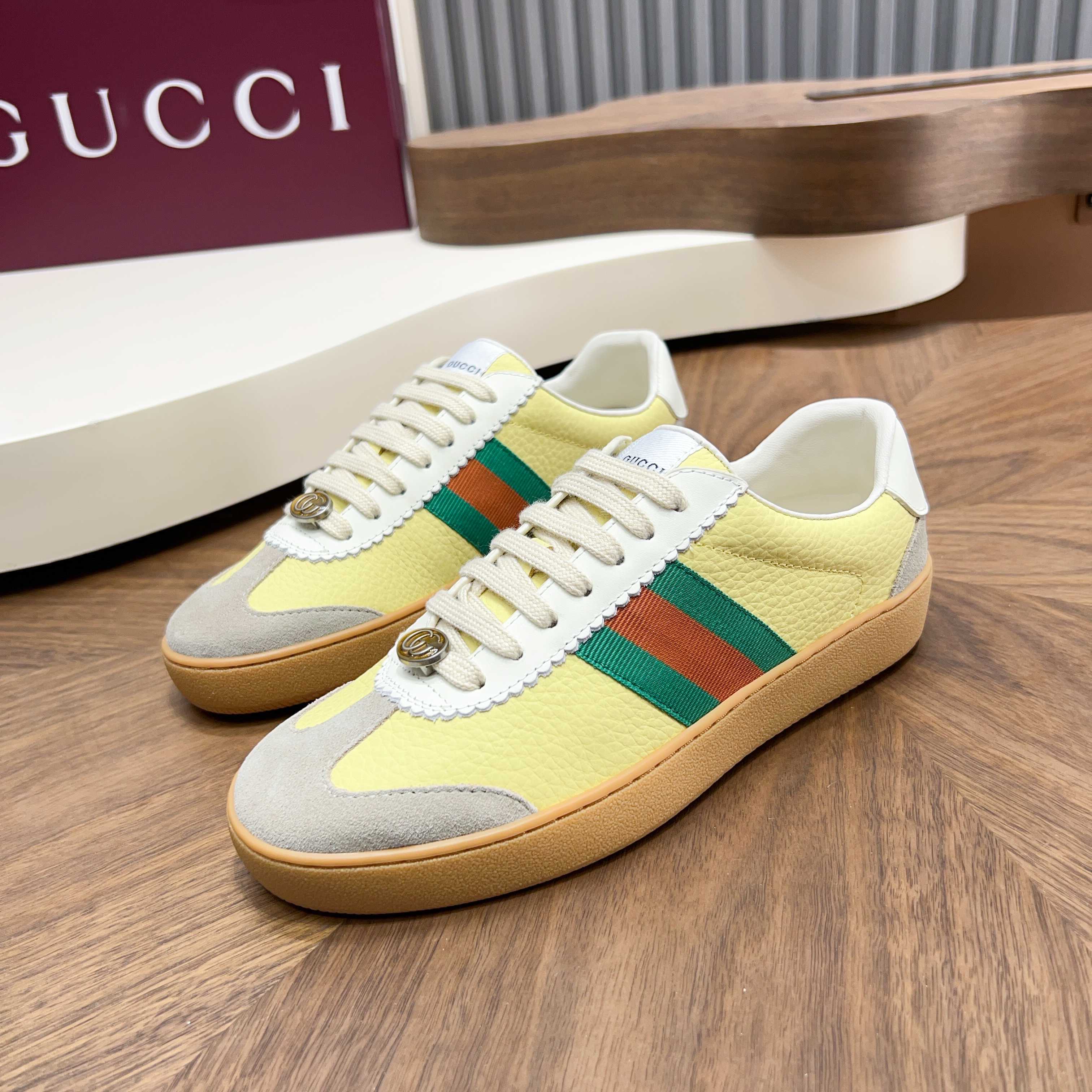 NO:639628,Gu～i Men and Women Couple This sneaker is inspired by the classic sneakers of the 1970s. The retro preppy style and the fabrics that incorporate the nostalgic sportswear style have been popular for decades. The concerto performed by different styles provides rich inspiration. It is presented in a mix of leather and classic GG canvas. It is decorated with striped webbing and retro Guc～i logo. After special treatment, the overall effect is natural. Size Female 35-40 Male 39-44 (38 45 46  Can be customized),,gucci,sneakers19860909Gu～i男女情侣 这款运动鞋以70年代经典运动鞋为灵感原型复古学院风款式与融入怀旧运动服风格的面料风靡数十年,不同风格演绎出的协奏之曲为其提供了丰富灵感运用皮革和经典GG帆布混搭呈现,装饰条纹织带和复古Guc～i标识,经过特殊处理,整体呈现自然效果. Size女35-40 男 39-44 (38 45 46 可定做）,,gucci,sneakers,Men's shoes