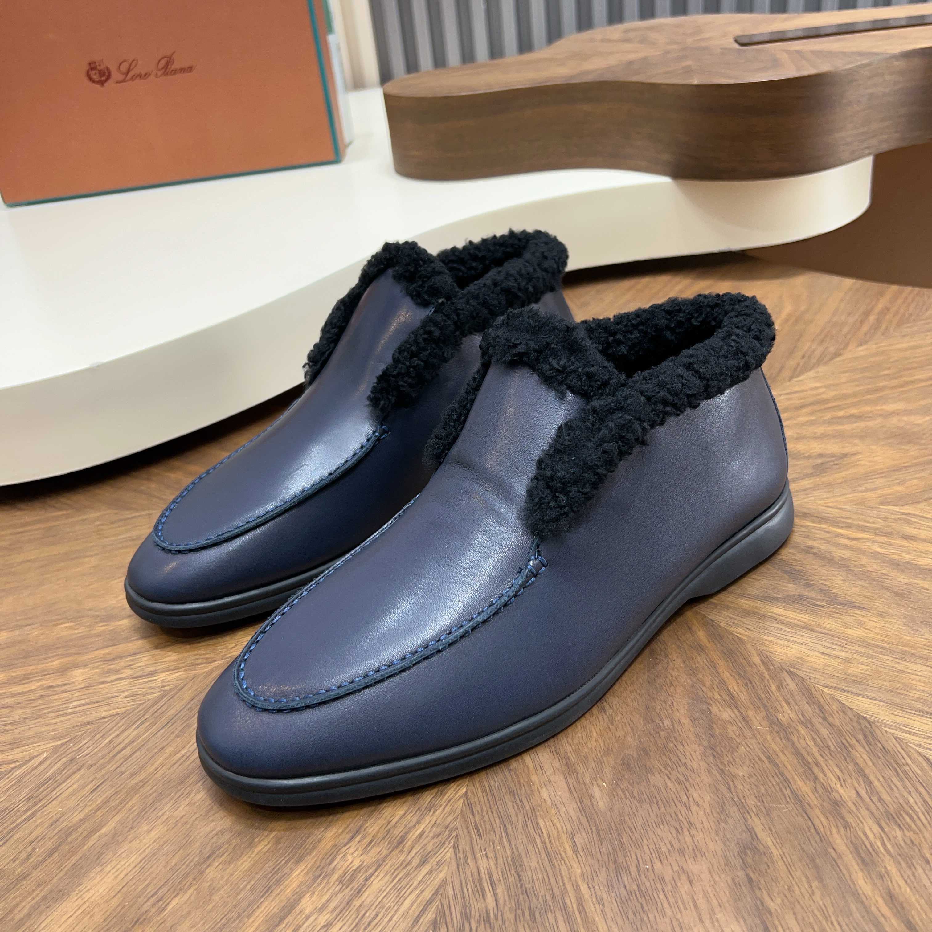 NO:639974,LoroPiana/nuoyoupiana men's new autumn and winter wool shoes, Guan-made raw materials are in great demand!  This casual shoe is made of imported calfskin, with a full wool lining and insole for an extraordinary comfortable and warm wearing experience. The ultra-light two-color rubber sole creates a charming modern aesthetic, with the LP logo on the bottom. The style is simple and fashionable, and the upper foot is comfortable, warm and breathable!  Comes complete with original box packaging!  Size 39-40-41-42-43-44 Standard leather shoe size (45/46 can be customized but does not support returns),,loro piana,loro piana,cowhide19860909LoroPiana/诺悠翩雅 男士秋冬新款羊毛鞋 莞产原材料猛货！这款休闲鞋以采用进口小牛皮拼接制成,全羊毛内里和鞋垫营造超凡舒适保暖的穿着体验.超轻双色橡胶鞋底营造迷人的现代美感,底部设有LP标识,款式简约时尚,上脚舒适保暖透气！配原盒全套包装！ 码数39-40-41-42-43-44 标准皮鞋码（45/46可定做但不支持退换）,,loro piana,loro piana,cowhide,Men's shoes