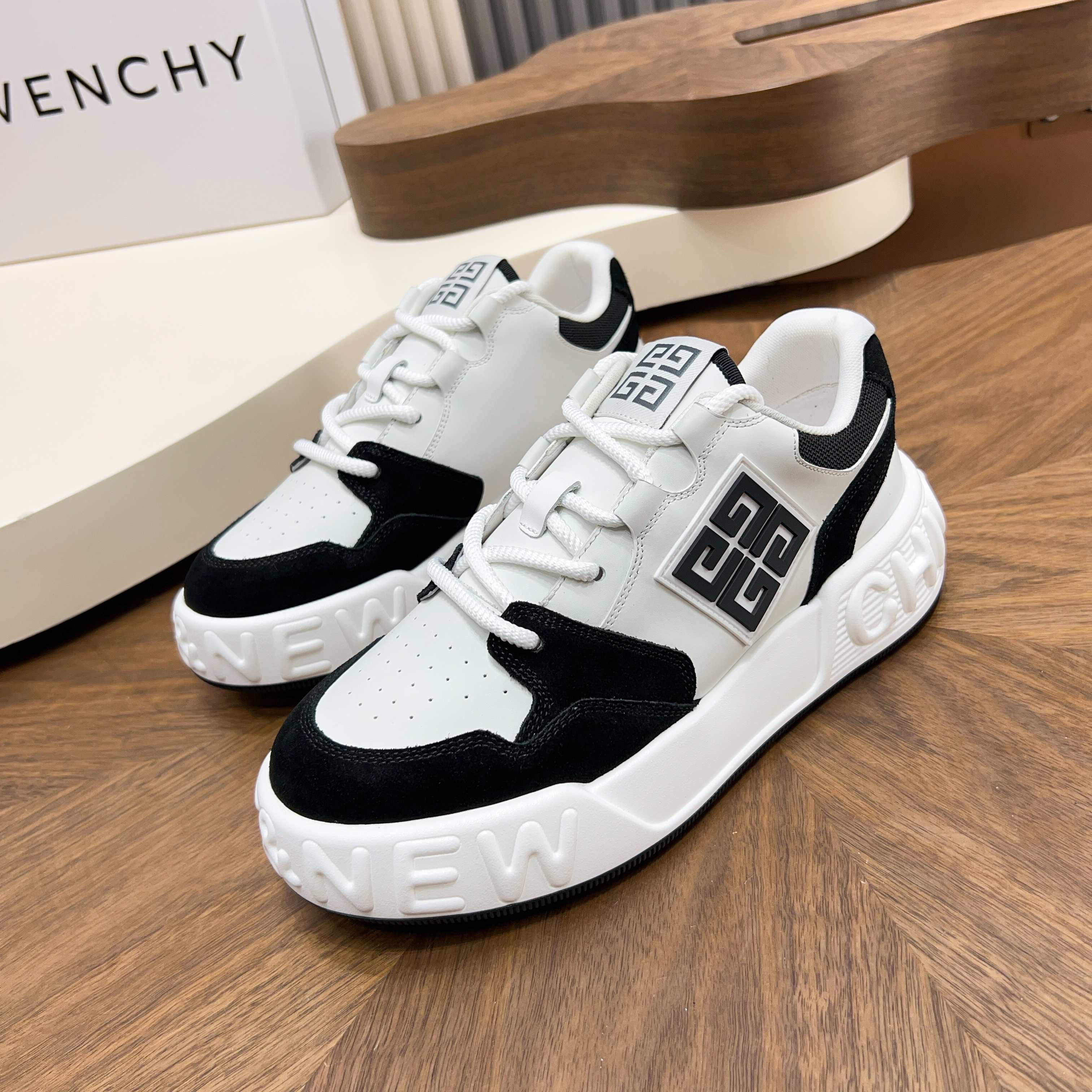 NO:663962,Gv *y~ Brand new GIV 1 men's thick-soled and elevated casual sports shoes, the uppers are made of high-quality calfskin and breathable fabric!  The on-foot effect is handsome and stylish, with an increase of 4CM to enhance the aura. The shoe body is designed with contrasting colors and is decorated with 4G LOGO and three-dimensional GIVENCHY logo. The lightweight TPU foam outsole makes the foot feel light and comfortable!  Size39-44,,givenchy,sneakers,cowhide19860909Gv *y～全新GIV 1男士厚底增高休闲运动鞋,鞋面高品质小牛皮拼接透气布面制成！上脚效果帅气有型,增高4CM,提升气场,鞋身撞色拼接设计,饰有4G LOGO标志和立体GIVENCHY标志.轻质TPU发泡大底,脚感轻便舒适！ Size39-44,,givenchy,sneakers,cowhide,Men's shoes