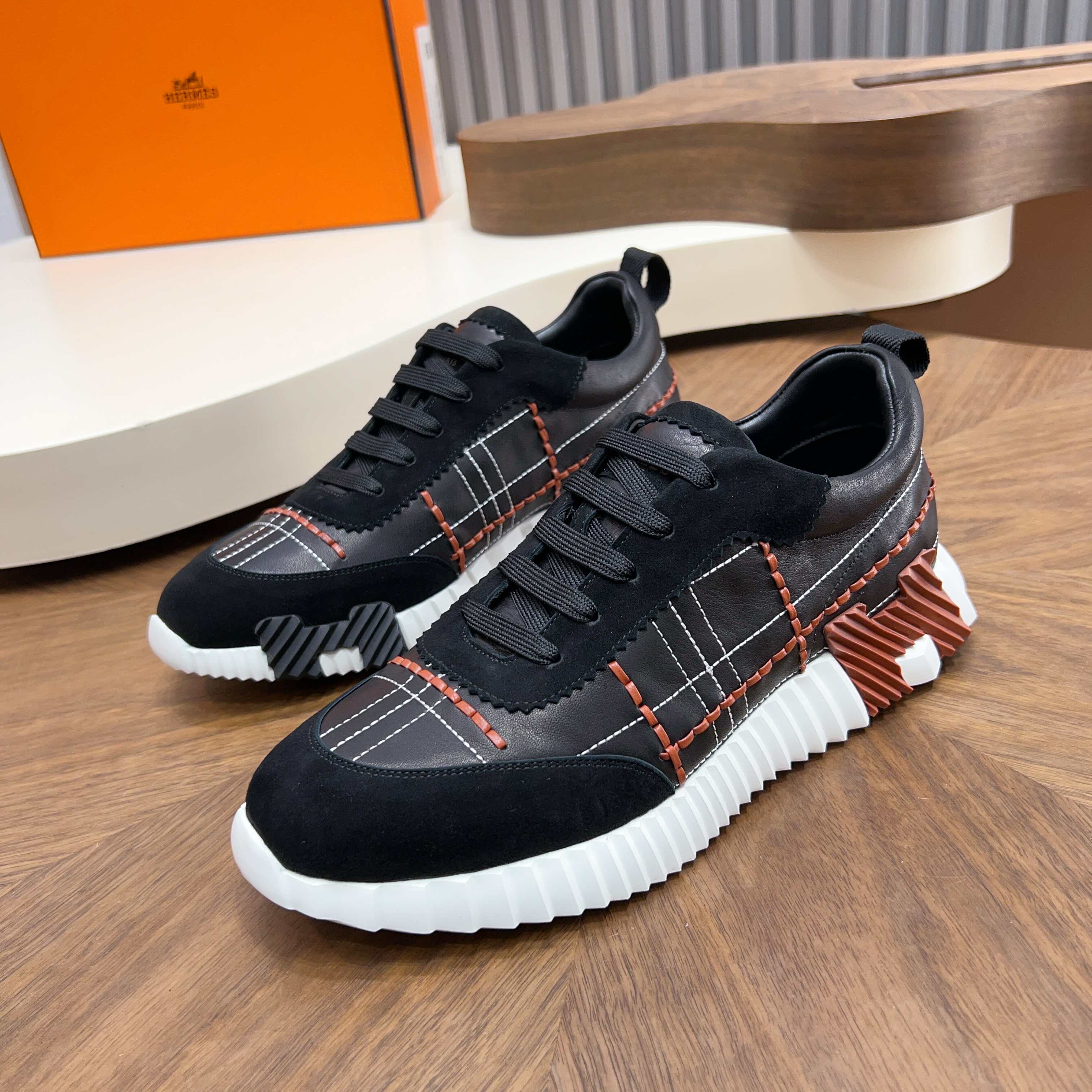 NO:663951,H Hermès Bouncing sneakers, men's casual sneakers, the upper is made of calfskin, imported materials, full of texture, the lightweight sole is decorated with contrasting patterns, creating a versatile fashion style. Size39-44 (38 45 46. Customized),,hermes,sneakers,cowhide19860909H爱马仕Bouncing运动鞋,男士休闲运动鞋,鞋面小牛皮拼接打造,进口材质,质感十足,轻盈鞋底装饰撞色图案,打造百搭时尚风格. Size39-44（38 45 46.定做）,,hermes,sneakers,cowhide,Men's shoes