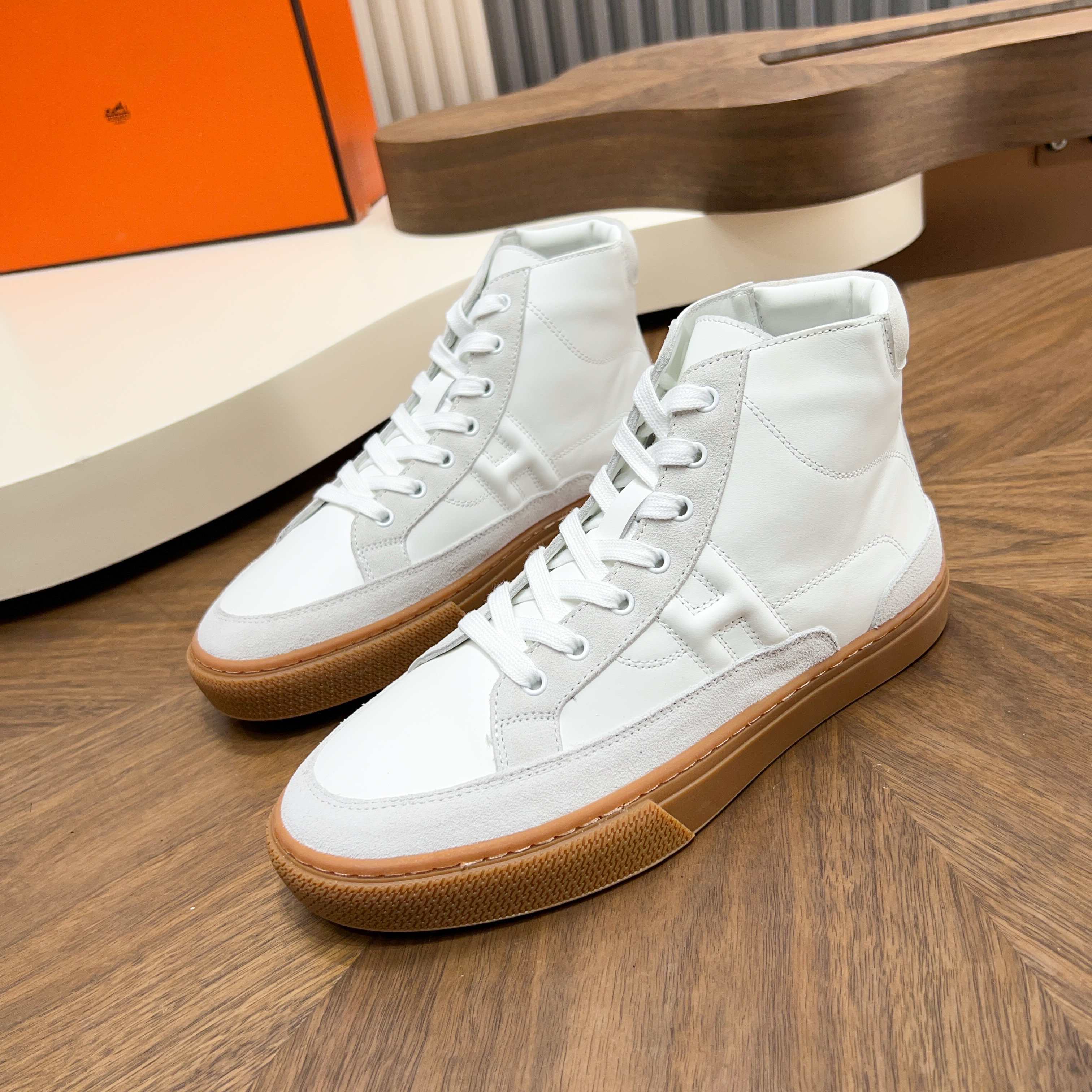 NO:663955,Hermes Kelly men's retro mid-top sneakers, made of iconic palm-print cowhide, with a delicate and durable texture. Mid-top design + calfskin lining, super comfortable to wear, and rubber anti-slip outsole with perfect grip. The 'H' logo on the side of the shoe is very recognizable, simple and high-end. , size38-44 (customized for 38 45), hermes, cowhide19860909Hermes Kelly 男款复古中帮板鞋,采用标志性手掌纹牛皮,质感细腻耐用.中帮设计+内里小牛皮,穿着超舒适,橡胶防滑大底抓地力满分.鞋侧“H”Logo超有辨识度,简约又有高级感. ,size38-44（38 45定做）,,hermes,cowhide,Men's shoes
