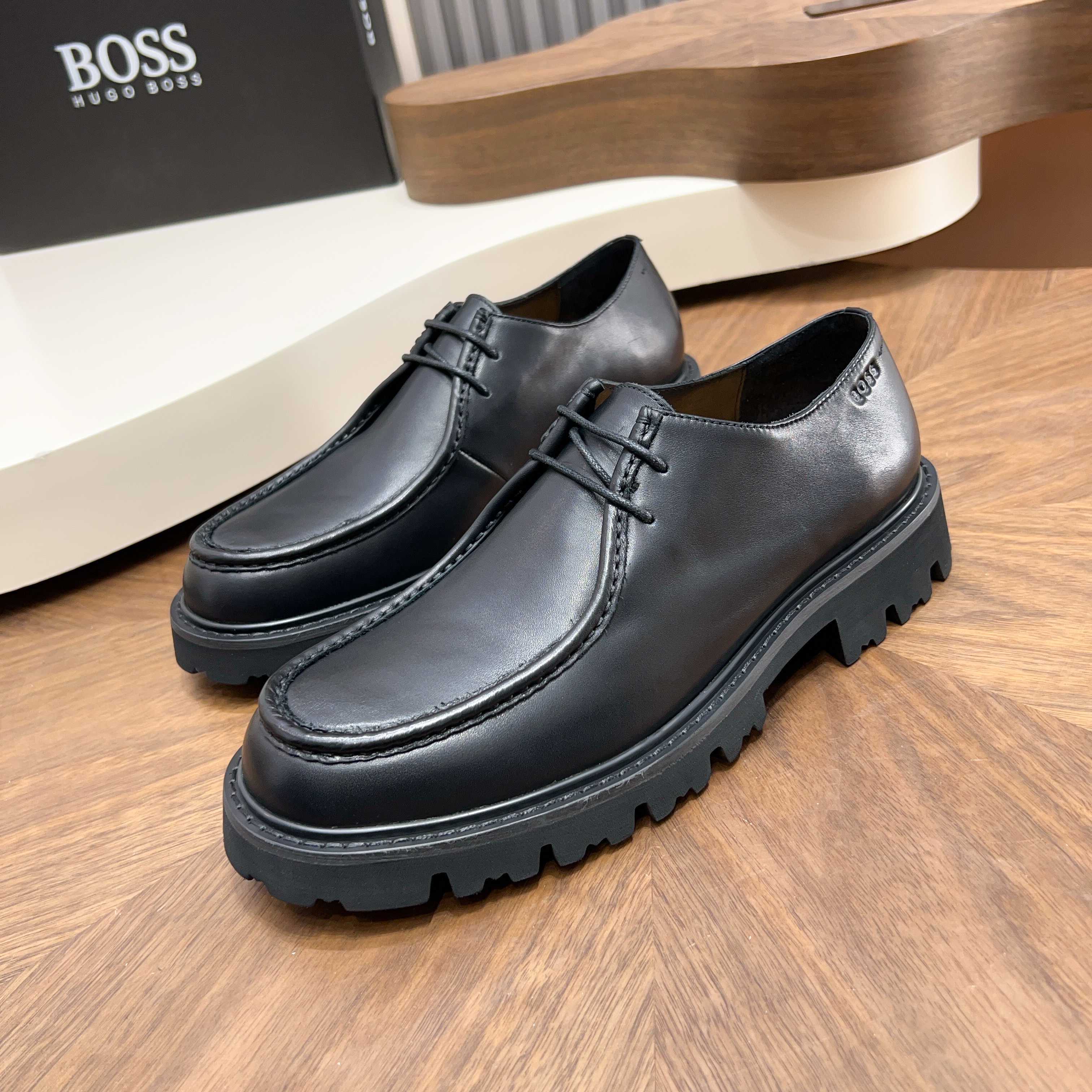 NO:680508,HUGO BOSS Men's pebbled/sued suede desert short boots are now available!  High-quality products made in Guan, using selected pebbled cowhide leather uppers  The leather material is soft and tough, with excellent gloss. Calf leather lining, latex insole, with genuine leather foot layer, comfortable and breathable. Latex insole, with genuine leather foot layer, comfortable three-stage splicing design, Mark stitching bulging design with pointed toe style; full of British style, bold horse  The gram line shows a rugged style, lace-up design, thick latex feet, dyed calfskin leather padding, lightweight textured rubber soles, wear-resistant and non-slip, the whole shoe is extremely comfortable on the feet, very suitable for long distance travel, a variety of colors are available to meet different matching needs, highly recommended!  Size 39-40-41-42-43-44 leather shoe size (45. can be customized), boots, cowhide19860909HUGO BOSS/雨果博斯 男士荔枝纹/反绒牛皮沙漠短靴出货！ 莞产高品,采用精选荔枝纹牛皮鞋面 皮料柔软且韧性,光泽度极好,小牛皮内里,乳胶鞋垫,搭配真皮垫脚层,脚感舒适透气.乳胶鞋垫,搭配真皮垫脚层,脚感舒适三段式拼接设计,马克缝线鼓包设计尖头风格；英伦范十足,加粗马克线尽显粗犷风格,系带开合设计,加厚乳胶垫脚,本染小牛皮皮层铺垫,轻质纹路橡胶鞋底,耐磨防滑,整鞋上脚极度舒适,非常适合远行的一款,多种颜色可选,可满足不同搭配需求,强烈推荐！ 尺码39-40-41-42-43-44皮鞋尺码（45.可以订做）,,boots,cowhide,Men's shoes