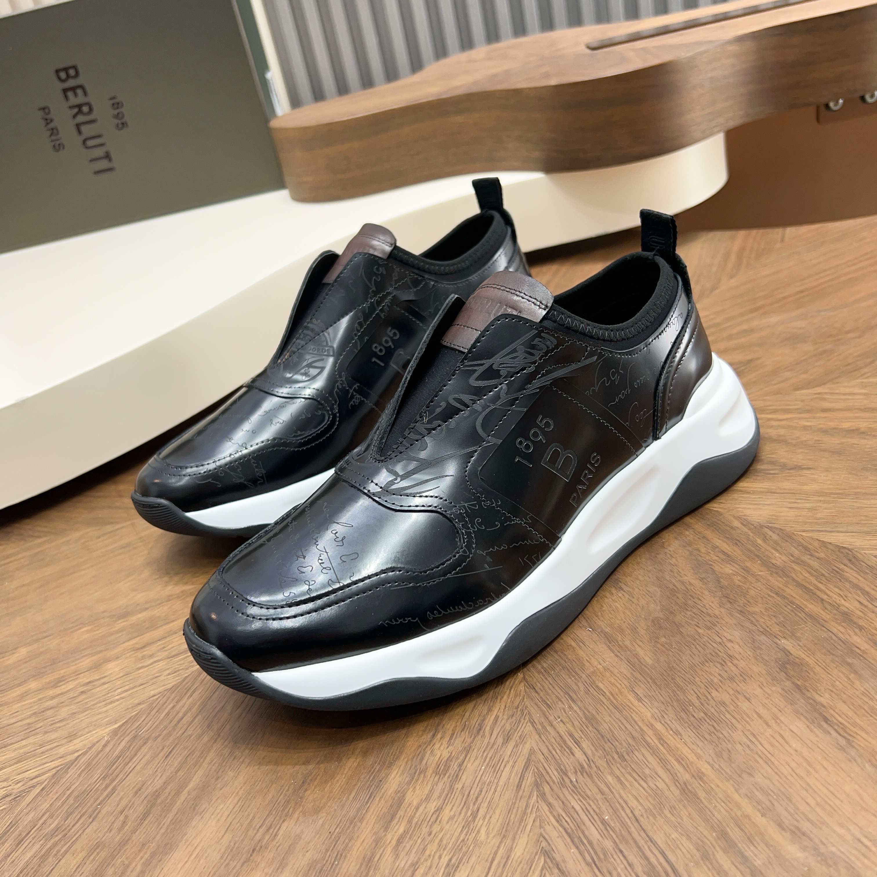 NO:680522,'Berluti' - high-end quality original casual sports sneakers - imported color-brushed open edge beaded calfskin upper, shoe body, tongue, air pressure brand logo - water-dyed cowhide inside - outsole ultra-light TPU foam rubber; two-color molded outsole - ultra-high quality control, fine workmanship (high-end, luxury, grade) -Size 39-44 (38.45. Can be customized),,cowhide19860909《Berluti》 -高端品质 原单·休闲运动板鞋 -鞋面进口擦色开边珠小牛皮、鞋身.鞋舌.空压品牌logo -内里水染牛皮 -大底超轻TPU发泡·橡胶；双色成型大底 -超高品控·做工精细凸显( 高端·贵气·档次 ) -Size 39-44（38.45.可订做),,cowhide,Men's shoes