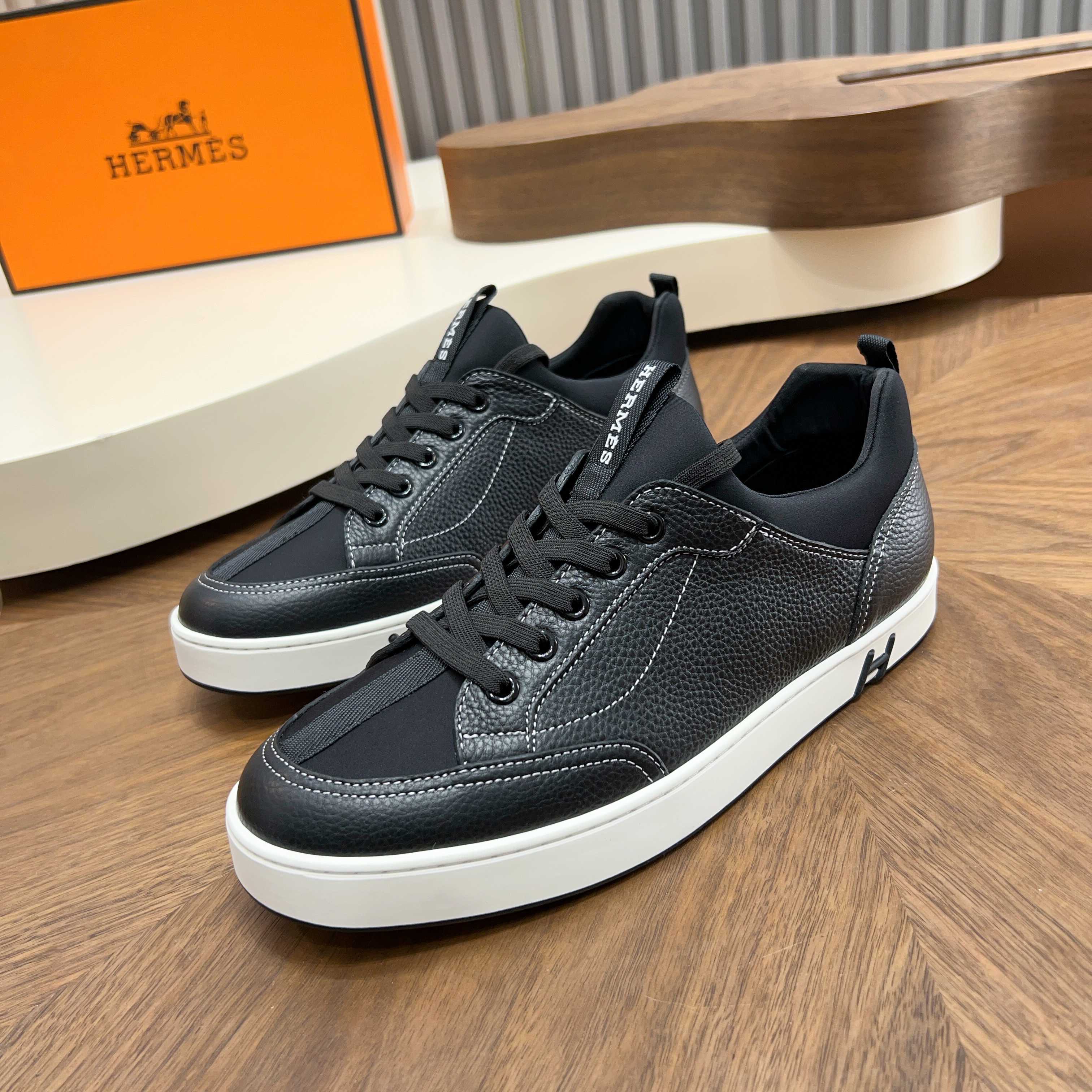 NO:680496,Hermès Kid series leather sneakers have a delicate texture and are durable. White TPU rubber soles are lightweight and comfortable, making daily wear stress-free. The 'H' embroidery on the tongue and 'H' details on the insole are low-key and recognizable. The sizes are 38-44, suitable for a variety of foot types. They are very suitable for autumn and winter, and they look great with casual pants or jeans. They are both practical and luxurious.  size39-44 (38.45. Customized),,hermes,sneakers,jeans,cowhide19860909爱马仕Kid系列牛皮运动鞋,质感细腻又耐用.白色TPU橡胶鞋底,轻便舒适,日常穿搭无压力 .鞋舌“H”刺绣＋鞋垫“H”细节,低调又有辨识度.尺码38-44码,适合多种脚型.秋冬季节超适合,搭配休闲裤或牛仔裤都很出彩,兼具实用与奢华感凸. size39-44（38.45.定做）,,hermes,sneakers,jeans,cowhide,Men's shoes
