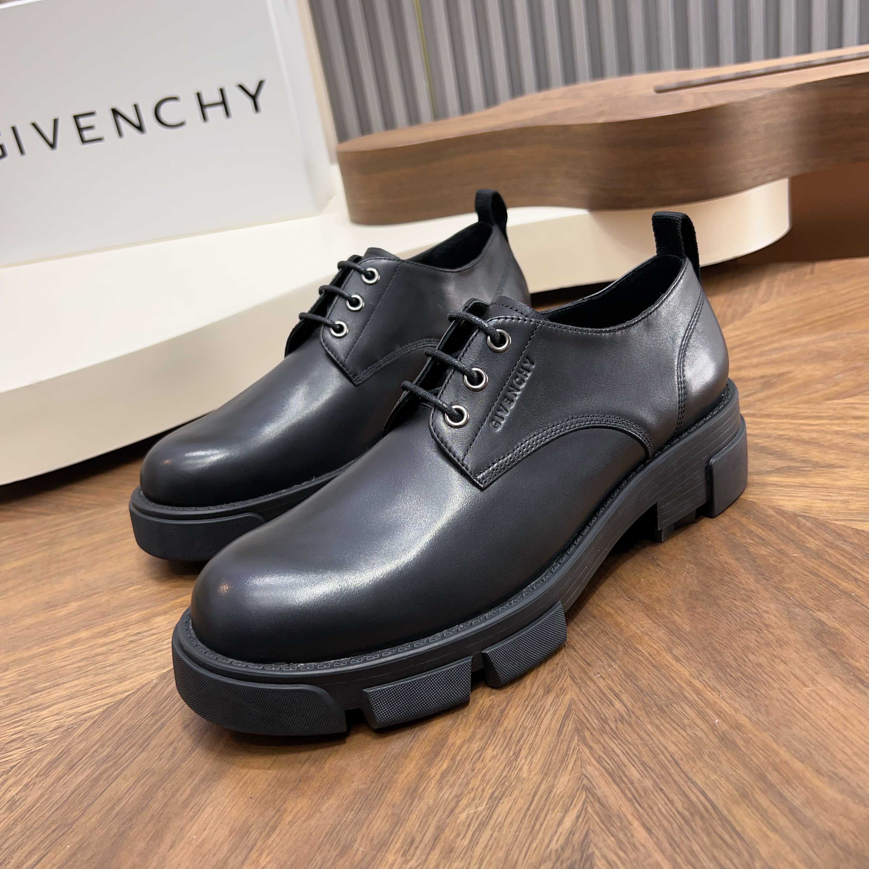NO:680504,Givenchy Terra men's round-toe Martin shoes, imported cowhide casual shoes, decorated with 4G logo metal buckle strap on the foot, cavalry-style buckle thick sole, 3D printed logo on the side, three-dimensional brand logo on the heel, imported cowhide Size39-44 (customized at 38.45),,givenchy,cowhide19860909Givenchy Terra男款圆头马丁鞋 进口牛皮休闲鞋,脚部饰以4G logo金属夹扣饰带,骑兵式扣钉厚底,侧面3D打印logo,鞋跟饰以立体品牌logo 进口牛皮 Size39-44(38.45定做）,,givenchy,cowhide,Men's shoes