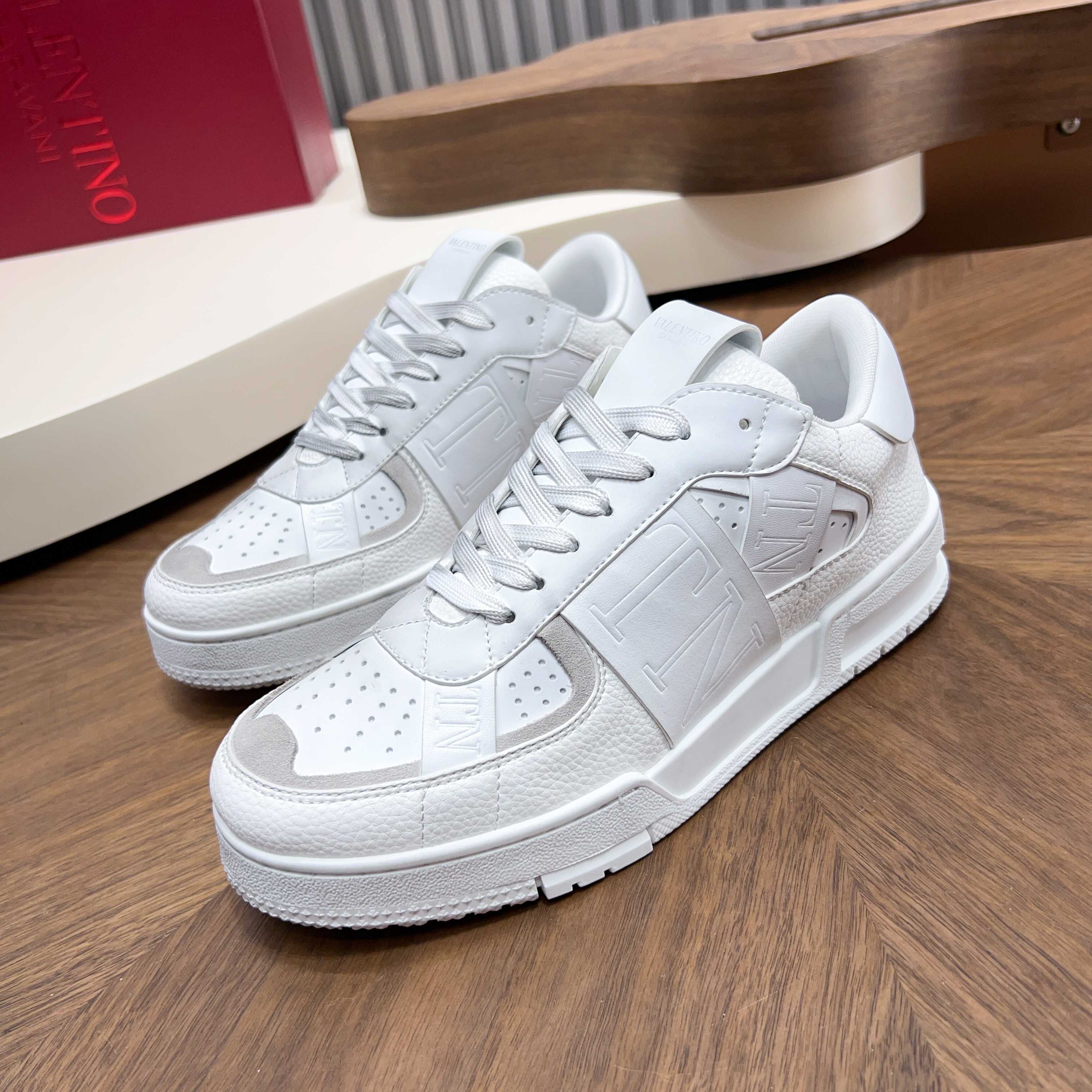 NO:830953,VLNT's top original quality.~ Unique modern style sports shoes. A must-have for trendy men's casual shoes. Original brand imported from Italy, imported original materials and craftsmanship, original foot pads (refuse to discolor and grind feet), original soles specially provided by the original factory, Italian street style style design, close to the feet, original quality, super comfortable original soles. Original VL craftsmanship on the upper, the entire shoe is wrapped by VL's original craftsmanship, the VL is accurate to 1 mm from the original version, just like shooting the real thing, the real thing is better  , high quality sneakers, men's shoe sizes 38-46 (order 38 45 46), sneakers19860909VLNT顶级原单品质.～ 独特现代风运动鞋.休闲鞋潮男必备款 意大利进口原版品牌,进口原版材质.工艺,原版垫脚（拒绝脱色磨脚）鞋底原厂特供原版底,意大利街风 风格设计 贴脚 在贴原单品质 超舒服原版底 .鞋面原创VL工艺,整个鞋被VL原创工艺包裹,VL跟原版精准1毫米的误差,就好像实物拍摄实物更赞 ,高品质板鞋,男鞋码数38-46码（38 45 46订）,,sneakers,Men's shoes