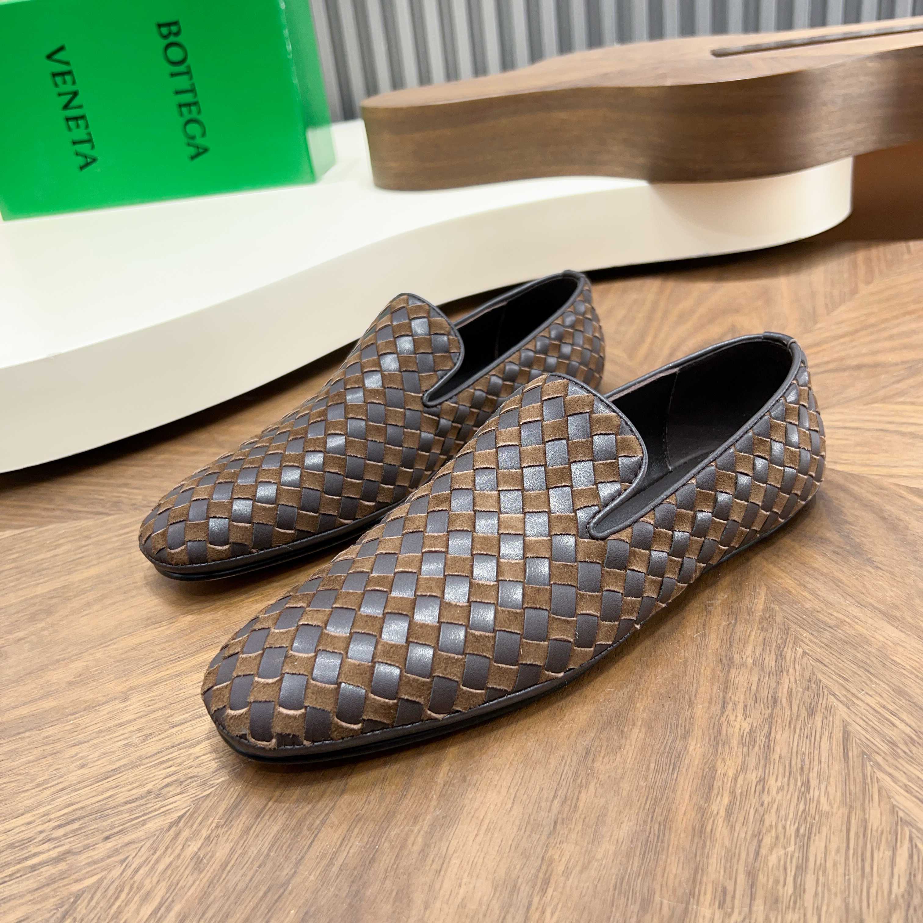 NO:744561,Bottega Veneta's 2025 autumn counter synchronized couple style Bottega Veneta square toe flat shoes two-color weaving!  Imported sheep!  Leather outsole!  [Rose][Rose]!  Purely hand-woven and operated, the original board is reproduced one-to-one!  quality assurance!  Female 35-39 (3440 41 customized, non-refundable) Male 39--44 (38454647 customized, non-refundable) 46 plus 2047 plus 30,,bottega veneta,bottega veneta,flats,Leather soles19860909葆蝶家2025秋季专柜同步情侣款 Bottega Veneta方头平底鞋双色编织！进口羊里！真皮大底！[玫瑰][玫瑰]！纯手工编织,操作,原板一比一复刻！质量保证！女35-39 (3440 41订制不退换）男39--44（38454647定制不退换)46加2047加30,,bottega veneta,bottega veneta,flats,Leather soles,Men's shoes