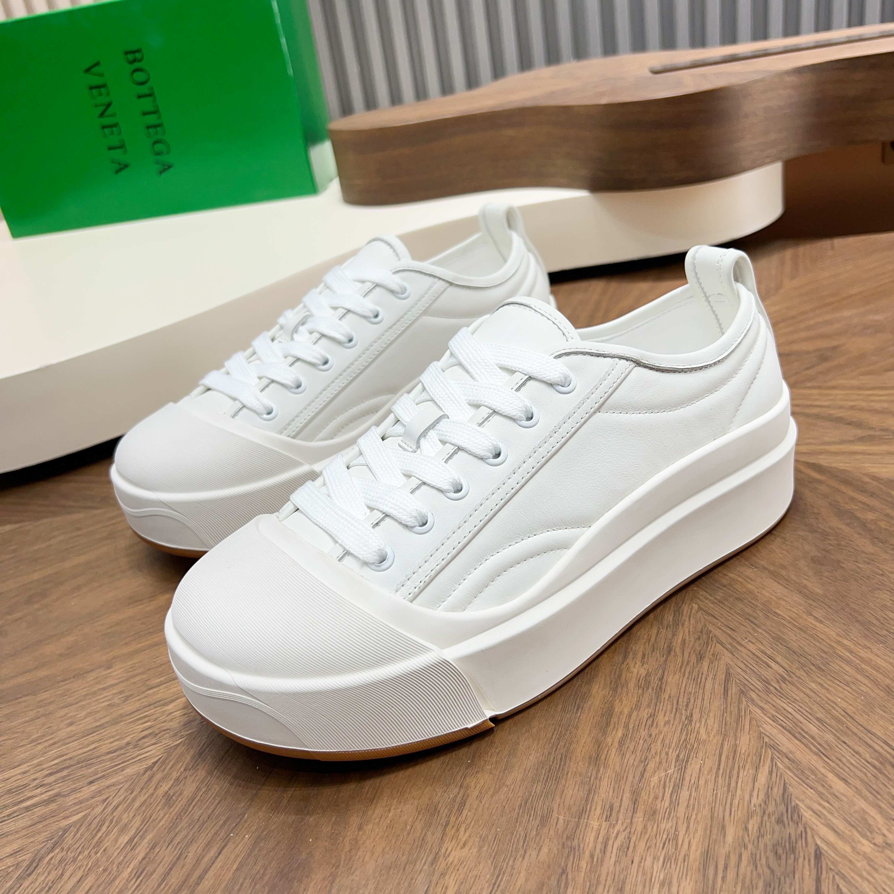 NO:690077,BV's latest autumn and winter counter summer style original board custom-made material solid color cowhide!  Original Tpu molded outsole!  Authentic packaging!  Tote bag!  Light luxury!  Generous!   Male 39-44 38 45 Order non-refundable,,bottega veneta19860909bv最新秋冬专柜夏款原板订制材料固色牛里！原板Tpu开模大底！正品包装！手提袋！轻奢！大方！  男39-44 38 45 订不退换,,bottega veneta,Men's shoes