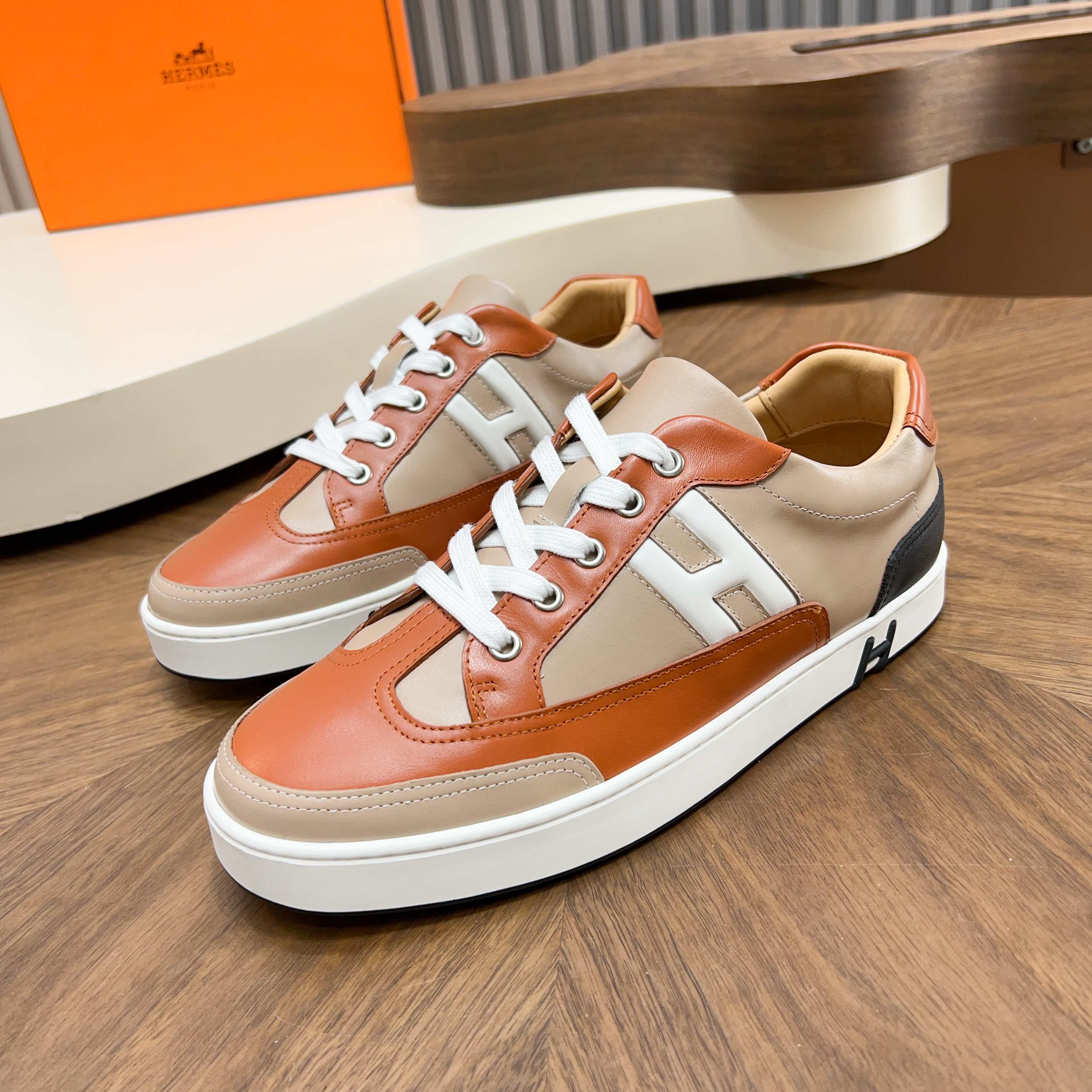 NO:704800,H family Hermes Join series casual sports shoes. The uppers are made of calfskin and Epsom calfskin sports shoes, decorated with contrasting patterns. Create a casual retro style. Fresh, good-looking and versatile, size 39-44 (45 customized), hermes, sneakers, cowhide19860909H家爱马仕Join系列休闲运动鞋 .鞋面采用小牛皮和Epsom小牛皮运动鞋,装饰撞色图案.打造休闲复古风格.清新好看百搭 ,size39-44（45定制）,,hermes,sneakers,cowhide,Men's shoes