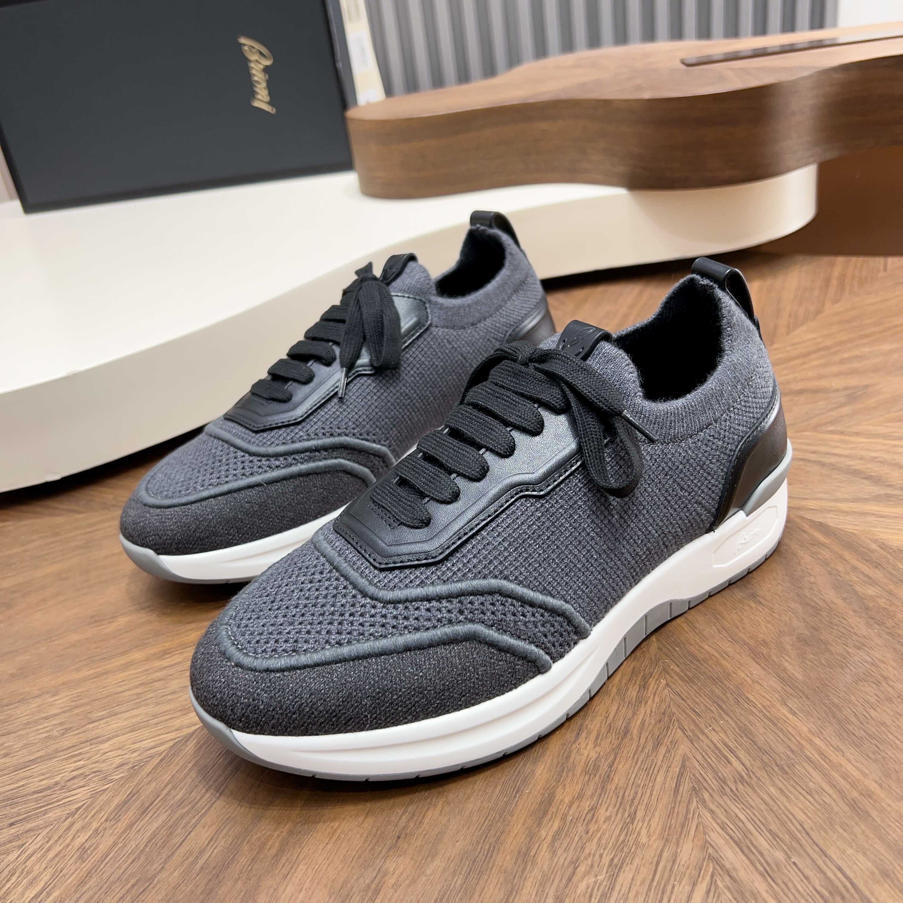 NO:711715,Brioni/Brioni men's new cashmere wool blend knitted sneakers  This sneaker incorporates cutting-edge technology, and each pair of shoes is handcrafted on a knitting machine. The upper and lining are made of cashmere fabric, with virgin ultra-fine wool knitting. It is equipped with a light and flexible EVA sole and is designed with leather panels to inject dynamic vitality and exquisite style into the shoes, perfectly balancing elegance and practical functionality. The fashionable shoes can be freely matched with various styles, and come with a full set of original box packaging and a shoe storage bag!  Size 39-40-41-42-43-44 standard leather shoe size (45/46 can be customized and non-returnable),,sneakers19860909布里奥尼/Brioni 男士新款羊绒羊毛混纺针织运动鞋 这款运动鞋融蕴前沿技术,每双鞋履都由手工工艺在针织机上匠心打造.鞋面与衬里均甄羊绒面料,搭配初剪超细羊毛针织制成.搭配轻盈灵活的EVA鞋底,融蕴皮革饰片设计,为鞋履注入动感活力与精致格调,完美平衡优雅气质与实用功能.时髦鞋型可自由搭配各式造型,配全套原盒包装,附鞋履收纳袋！ 尺码39-40-41-42-43-44 标准皮鞋尺码（45/46可定做不退换）,,sneakers,Men's shoes