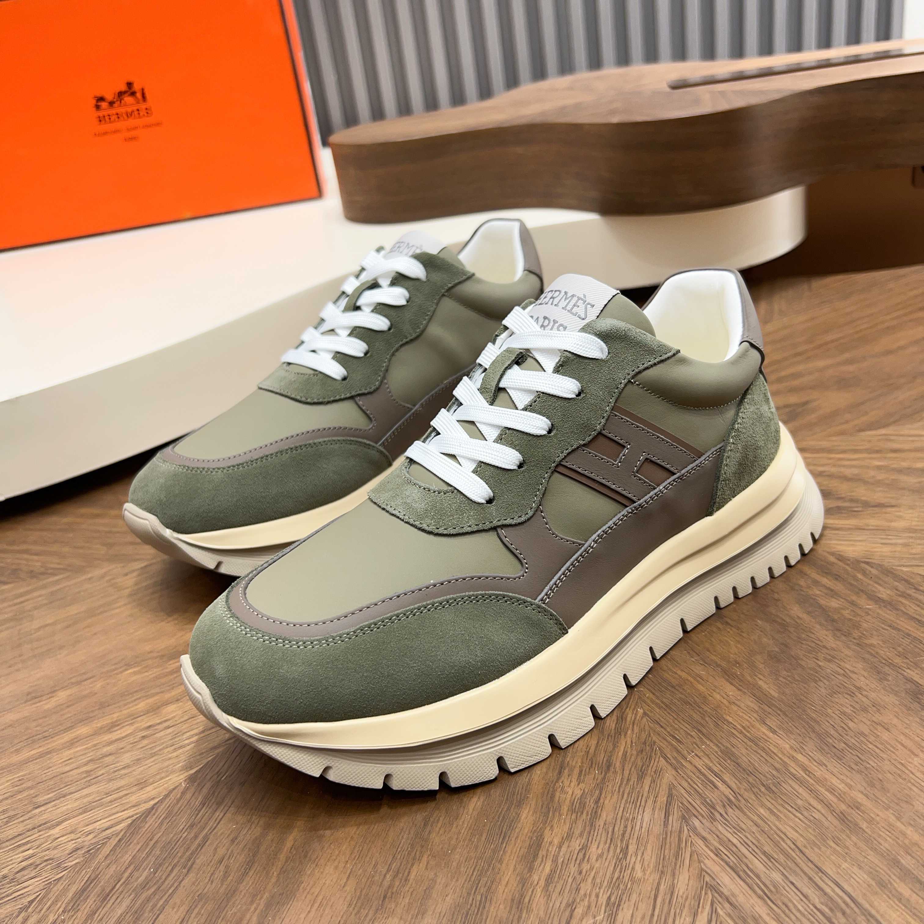 NO:711713,Hermes thick-soled men's sneakers, calfskin sneakers, decorated with iconic H details. Contrasting color design creates a dynamic and modern look. Imported cowhide + cowhide lining + super-rebound lightweight outsole Size: 39-44 (customized at 38.45),,hermes,sneakers,cowhide19860909Hermes 厚底男士运动鞋 小牛皮运动鞋,饰有标志性H细节.对比色设计打造动感的现代造型. 进口牛皮+牛皮内里+超回弹轻型大底 Size:39-44(38.45定制）,,hermes,sneakers,cowhide,Men's shoes