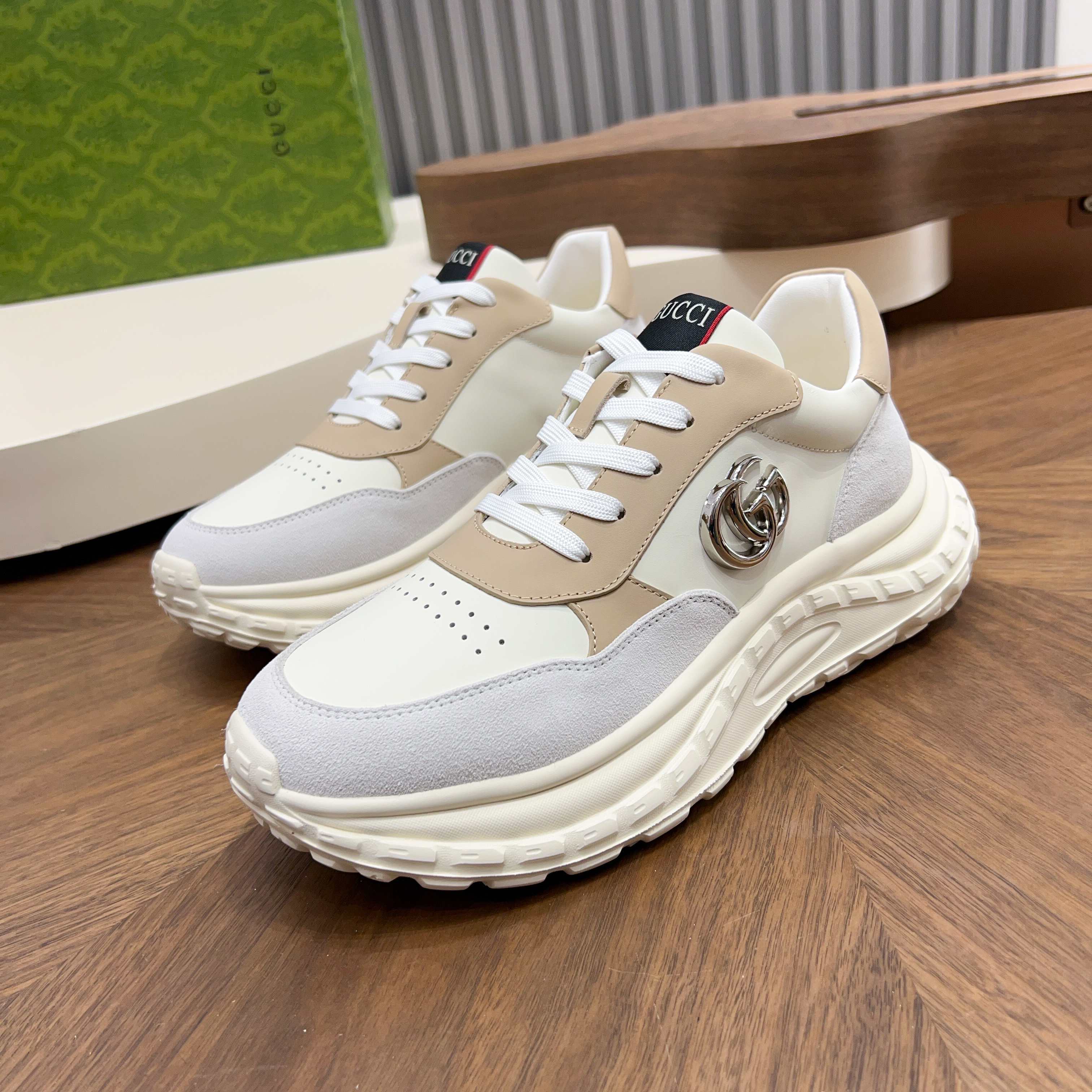 NO:711710,Gucci Rhyton series sports shoes, cowhide stitching, classic double G metal logo + red and green webbing, full of brand feel. Thick-soled rubber soles, cushioning and comfortable, suitable for daily wear or light exercise. The upper is breathable, has a good foot feel, black is versatile and stain-resistant, couple design, fashionable and practical, young people love it!  Pair it with jeans or sportswear to easily get a trendy look~, size 39-44 (customized at 38.45), gucci, sneakers, jeans, cowhide19860909Gucci Rhyton系列运动鞋,牛皮拼接,经典双G金属标志+红绿织带,品牌感满满.厚底橡胶鞋底,缓震舒适,适合日常穿搭或轻运动.鞋面透气,脚感好,黑色百搭又耐脏,情侣款设计,时尚实用,年轻人超爱！搭配牛仔裤或运动风服饰,轻松get潮流造型～ ,size39-44（38.45定制）,,gucci,sneakers,jeans,cowhide,Men's shoes