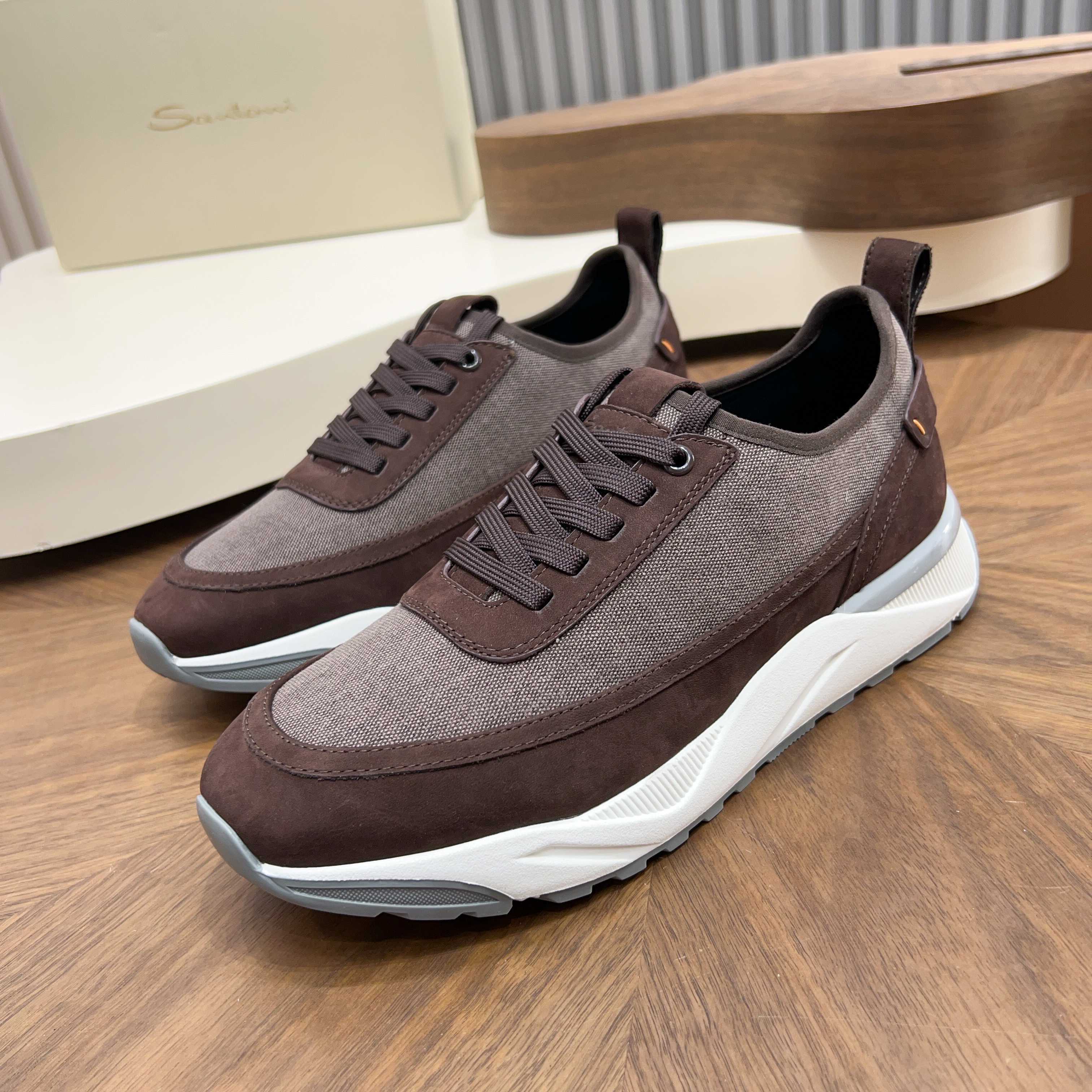 NO:729225,Saucony men's running shoes Saucony's running shoes are made of CORDURA fabric, which is water-repellent and wear-resistant, so they are OK for commuting in rainy days!  The double-layer midsole is super soft, so you won’t feel tired after standing for a long time. The outsole holds it firmly and has a super layered look. The “saucony” logo is embossed on the side, which is low-key and high-end. It is versatile for daily wear or light exercise, and has both functionality and fashion sense!  , size39-44 (45.46 customized),19860909Saucony男士跑鞋 Saucony这款跑鞋,采用CORDURA织物,防泼水又耐磨,雨天通勤也OK！双层中底超柔软,久站不累脚,大底稳稳托住,视觉超有层次感.侧身烫金“saucony”标志,低调又高级,日常穿搭或轻运动都很百搭,兼具功能与时尚感！ ,size39-44（45.46定制）,,Men's shoes